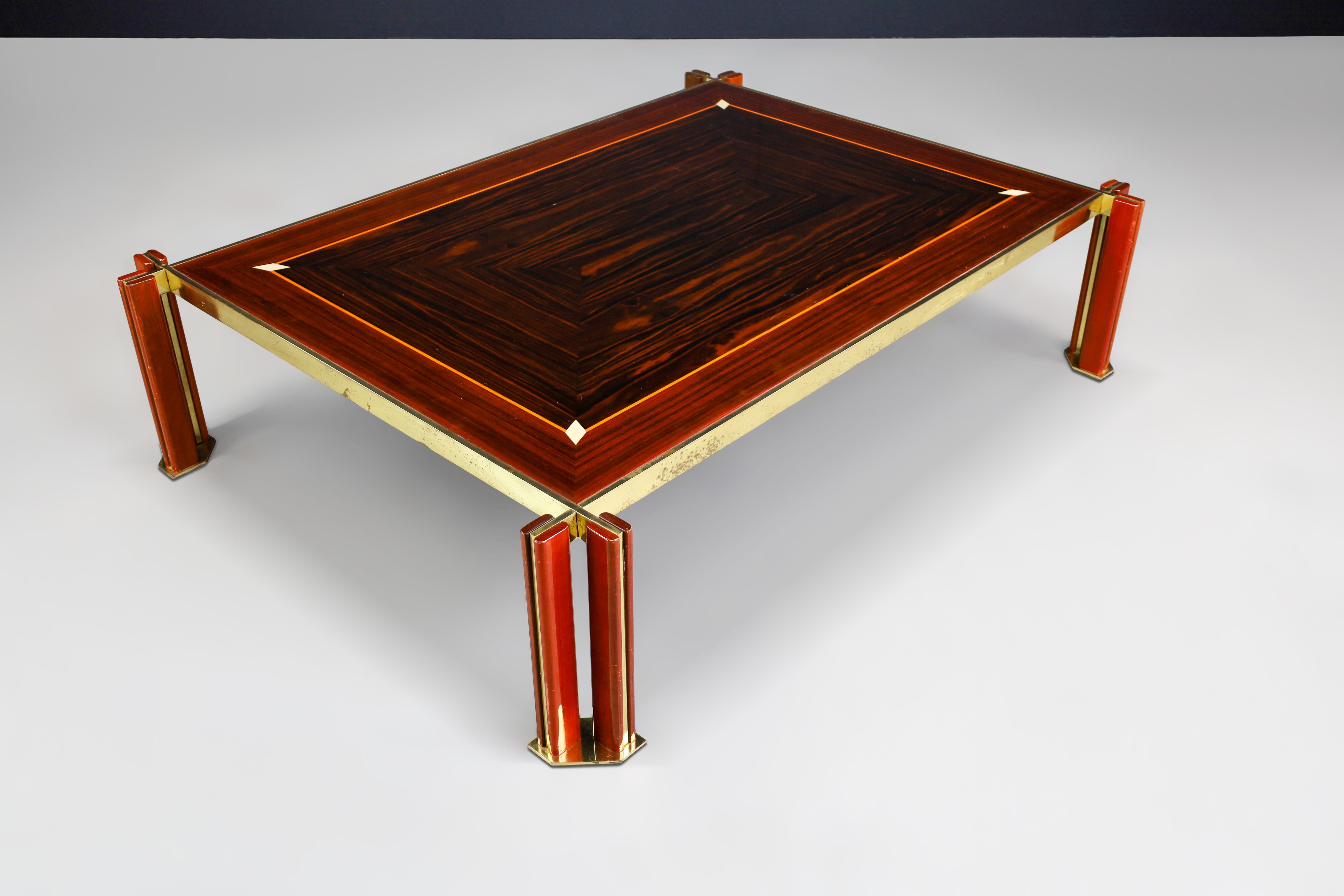 Großer Couchtisch aus Messing und Holz von Paolo Barracchia, Italien, 1970er Jahre

Dieser große Couchtisch, entworfen von Paolo Barracchia und hergestellt in Italien von Roman Deco, hat eine quadratische Padouk-Konstruktion mit Ebenholzkern. Es