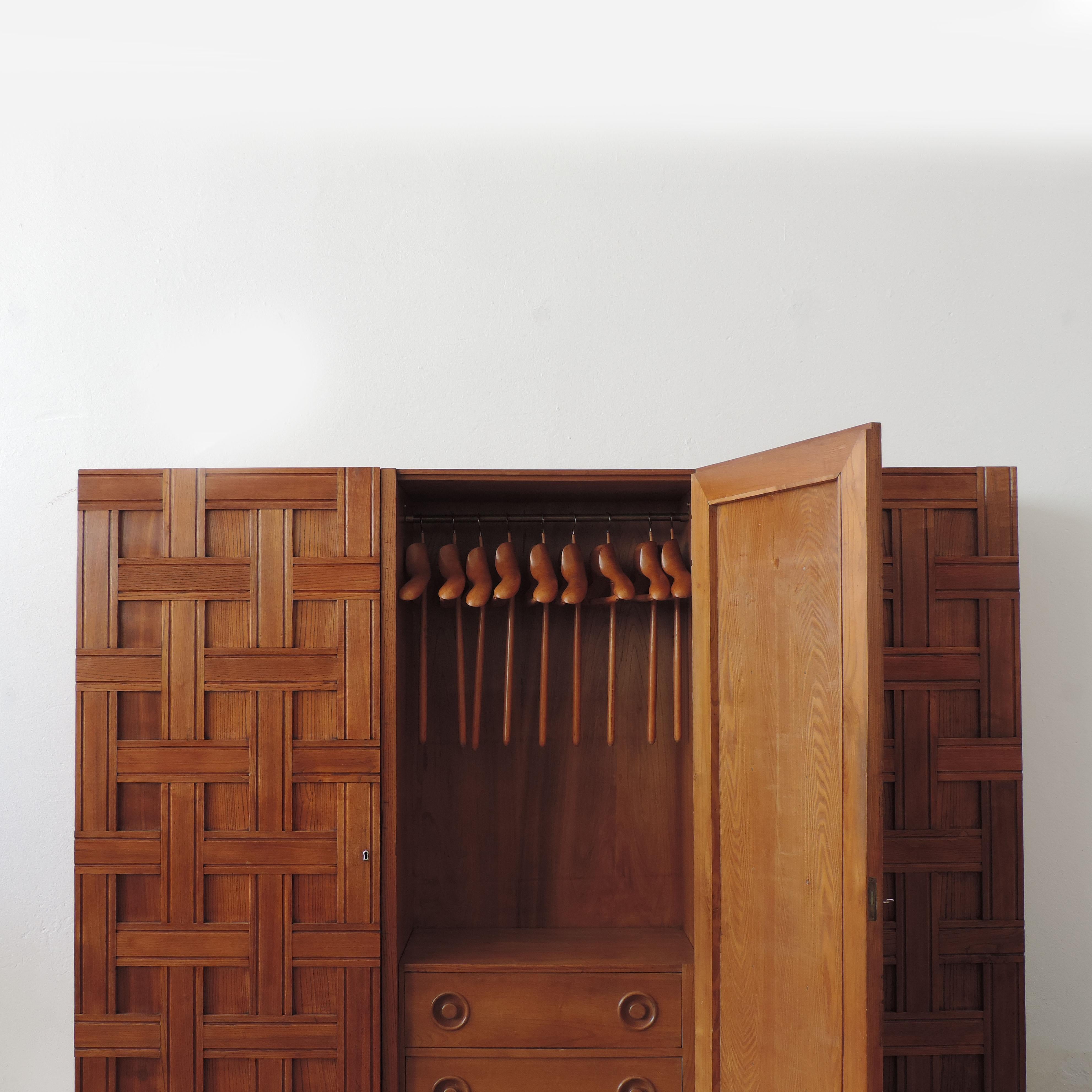 Architect Paolo Buffa three-door oak wood cupboard.
Ref : L'Arredamento Moderno / Terza Serie / Roberto Aloi / 1947 / Hoepli Editore / Image 349.