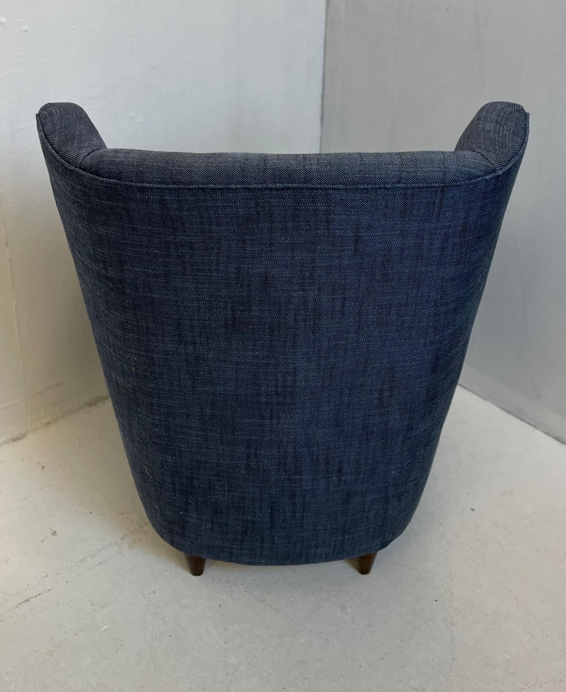Mid-Century Modern Paolo Buffa Blue Fabric Armchair  For Sale 1