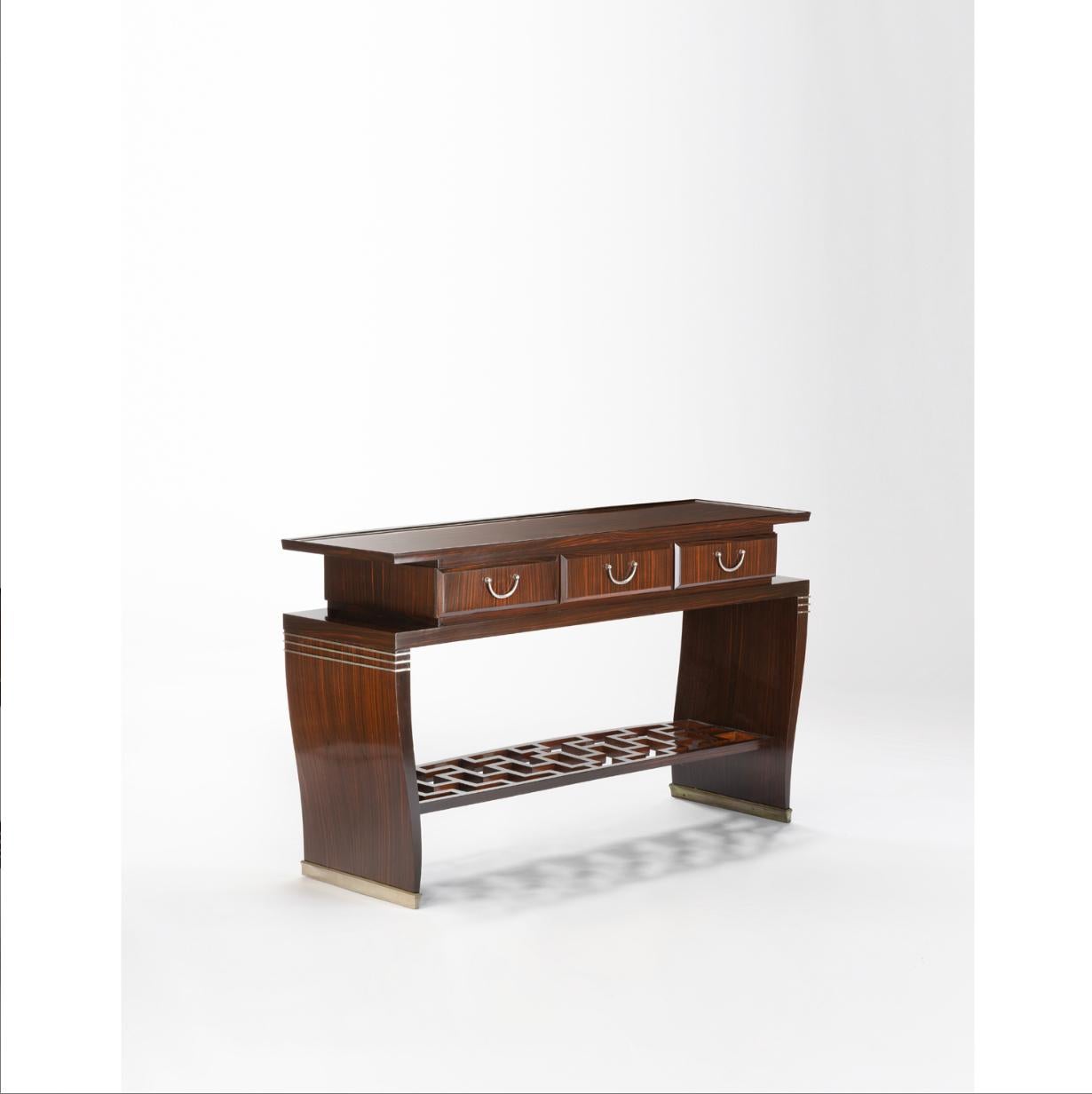 Paolo Buffa (1903-1970) , Console in Walnut, rosewood veneer and silvered brass, Italy 1930s 

Very rare console designed by Paolo Buffa and exhibited for the first time at the IV International of Decorative, Industrial and Modern Art in Monza in