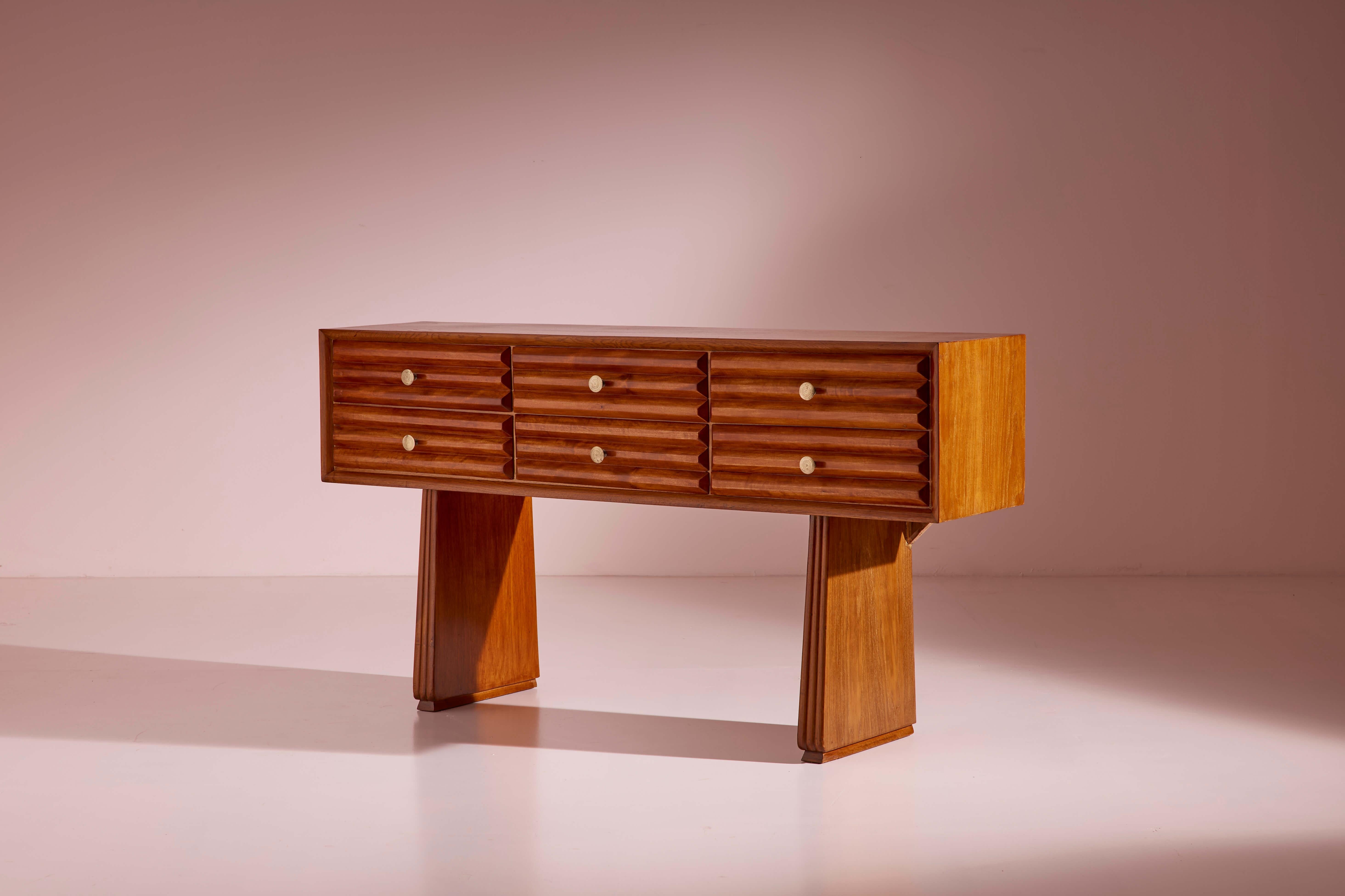A rare six-drawer sideboard, wooden structure with brass handles, design by Paolo Buffa, Italian craftsmanship, 1950s

Every piece of furniture designed by Paolo Buffa reflects a synthesis of the prevailing aesthetic trends of the period, a deep