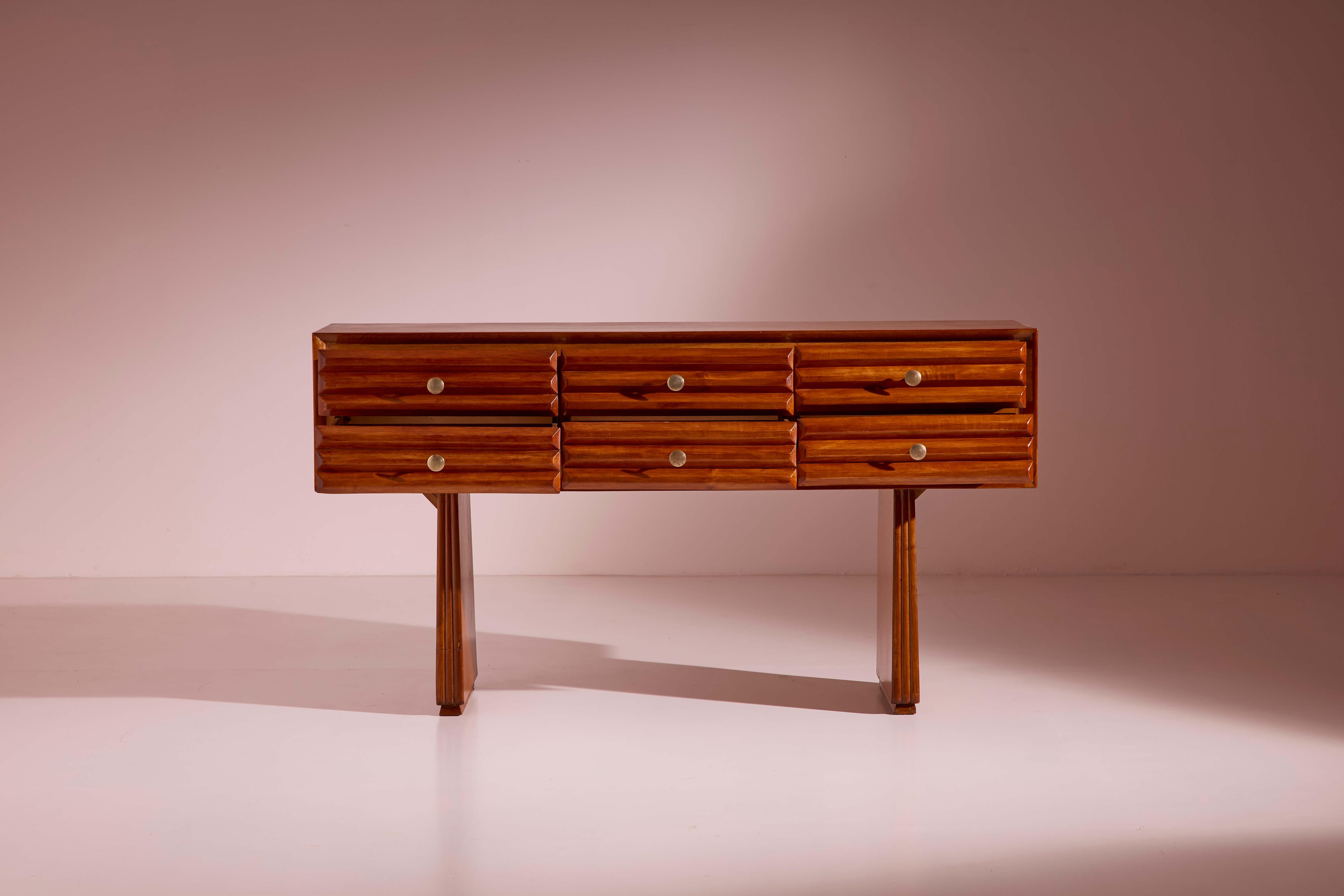 Paolo Buffa ashwood sideboard with brass handles, Italy 1950s In Good Condition For Sale In Chiavari, Liguria