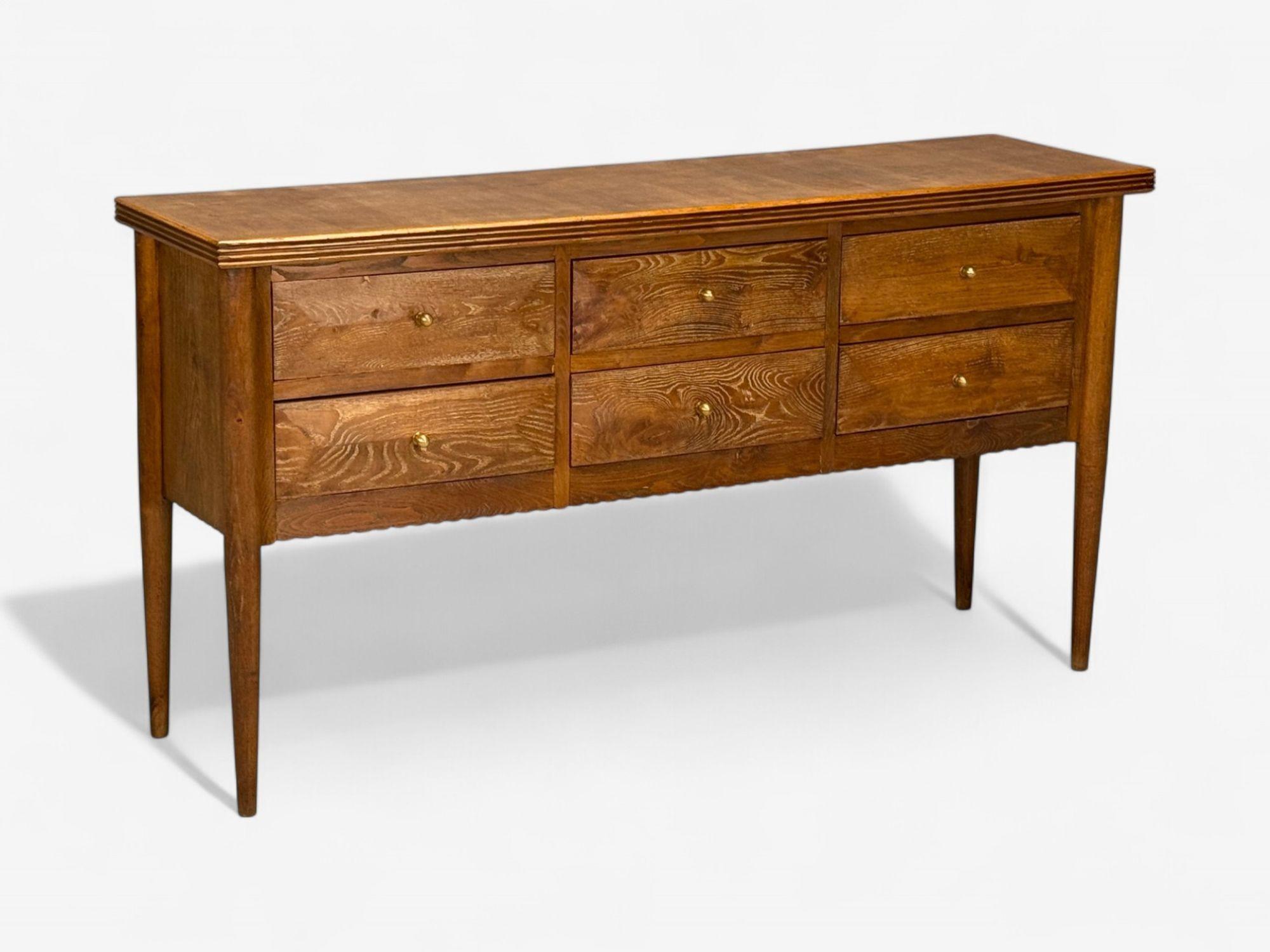 Paolo Buffa attr., Moderna italiana de mediados de siglo, Roble, Latón, Credenza, Italia, Años 50

Precioso aparador moderno orgánico de roble y latón atribuido a Paolo Buffa y fabricado en Italia c. 1950. Este ejemplo presenta seis cajones