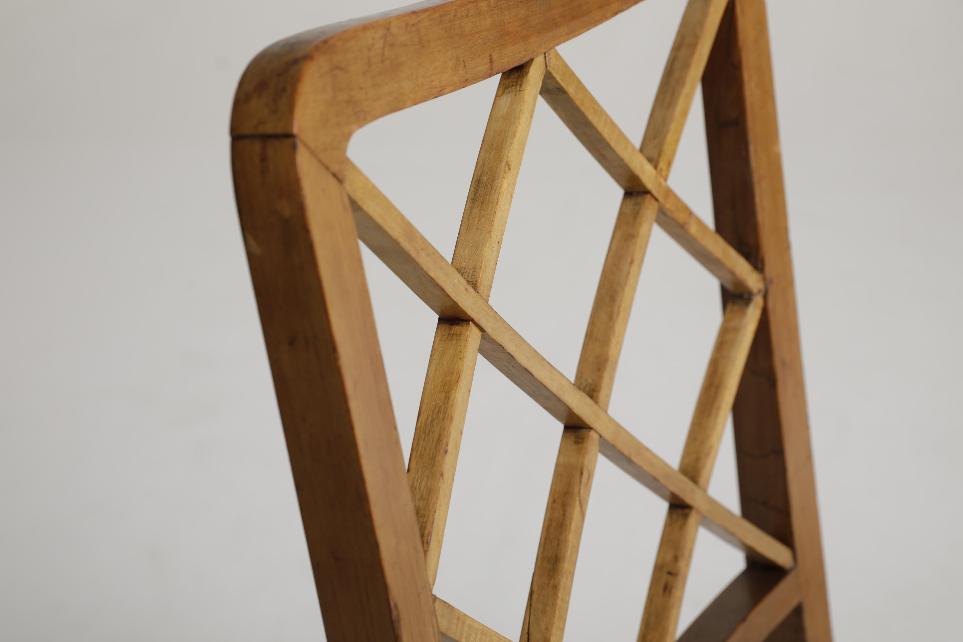 Pair of chairs with wooden structure and seat covered in white bouclé fabric, attributed to the Milanese architect and designer Paolo Buffa (1930-1970), an author who trained in Gio Ponti's studio. The decorative trellis motif of the back, typical