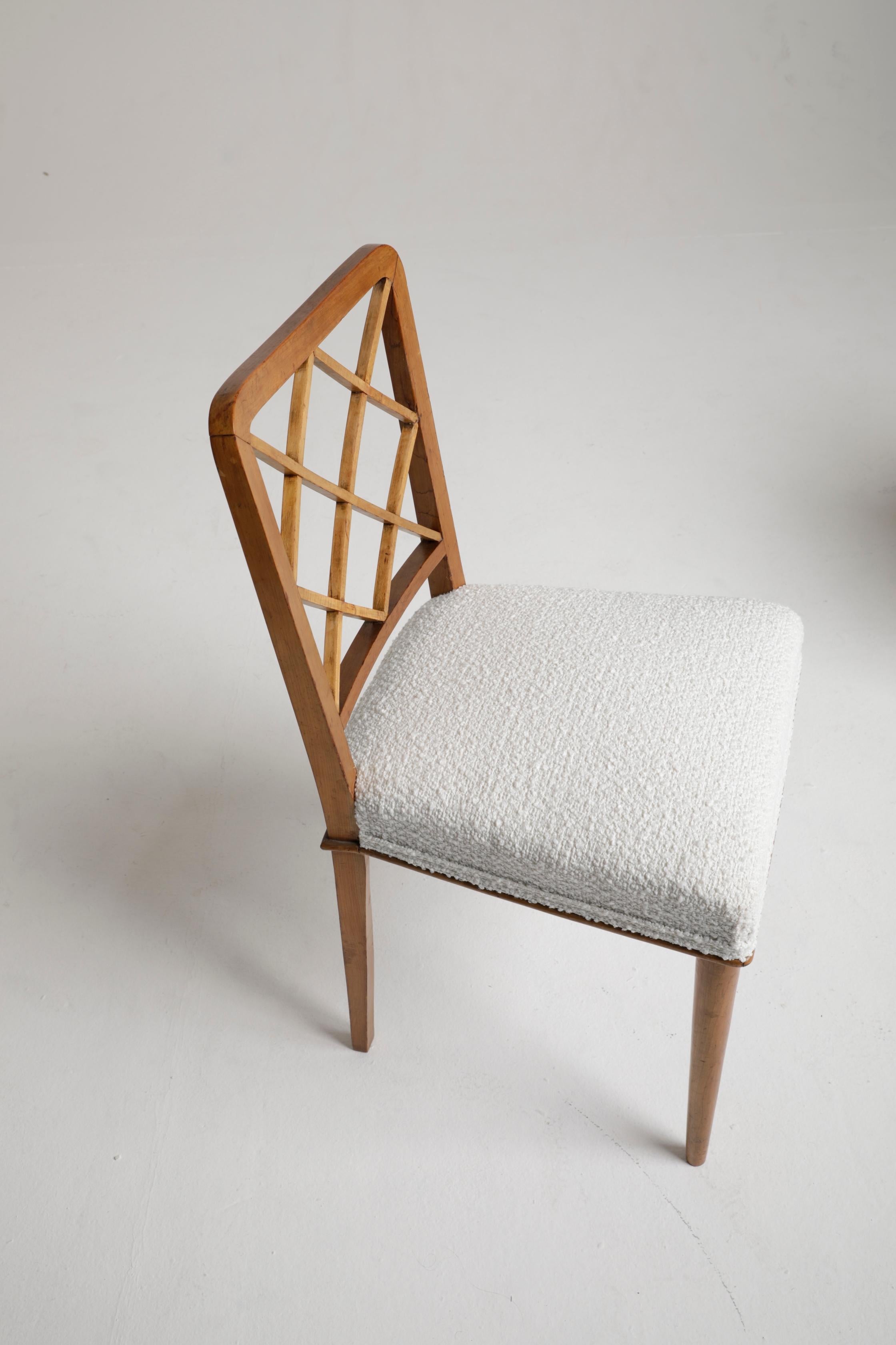Paolo Buffa 'Attr.', Two Mid-Century Chairs in Wood and White Bouclé Fabric 1