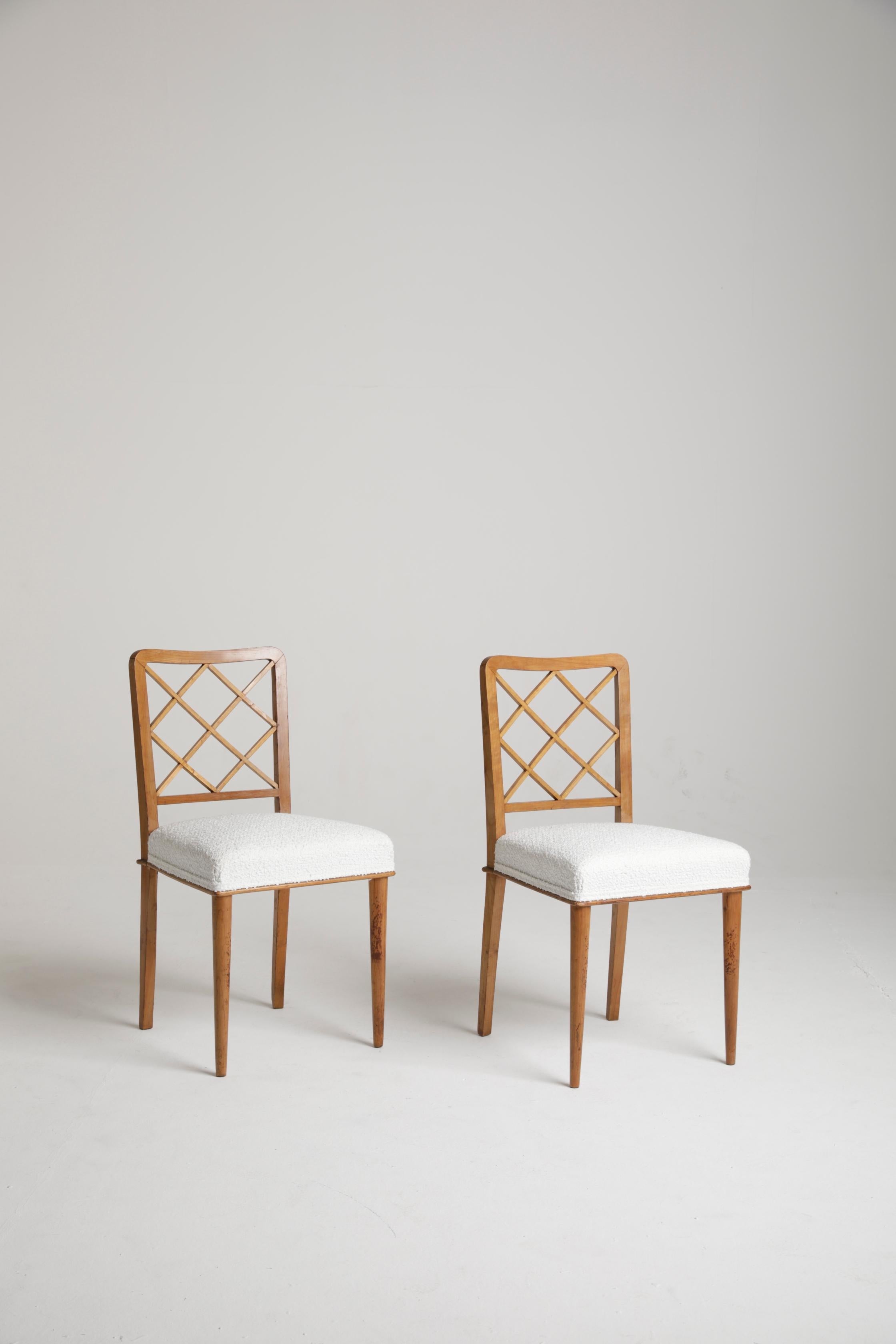 Paolo Buffa 'Attr.', Two Mid-Century Chairs in Wood and White Bouclé Fabric 2