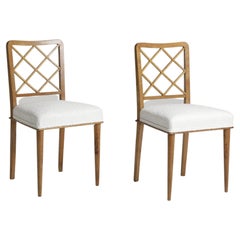 Paolo Buffa 'Attr.', Zwei Stühle aus der Mitte des Jahrhunderts aus Holz und weißem Bouclé-Stoff