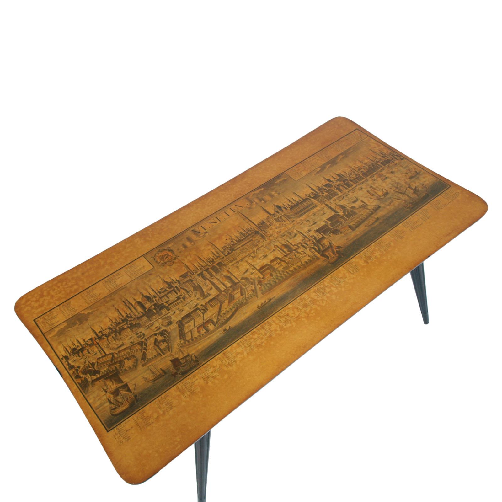 Paolo Buffa attributed centre coffee table, labelled Cantù with the top with the famous print of Venice (VENETIA) by Johann Friedrich Probst (German), circa 1930.
Lacquered wood of walnut with legs in mahogany. Excellent conditions.

Measures cm: