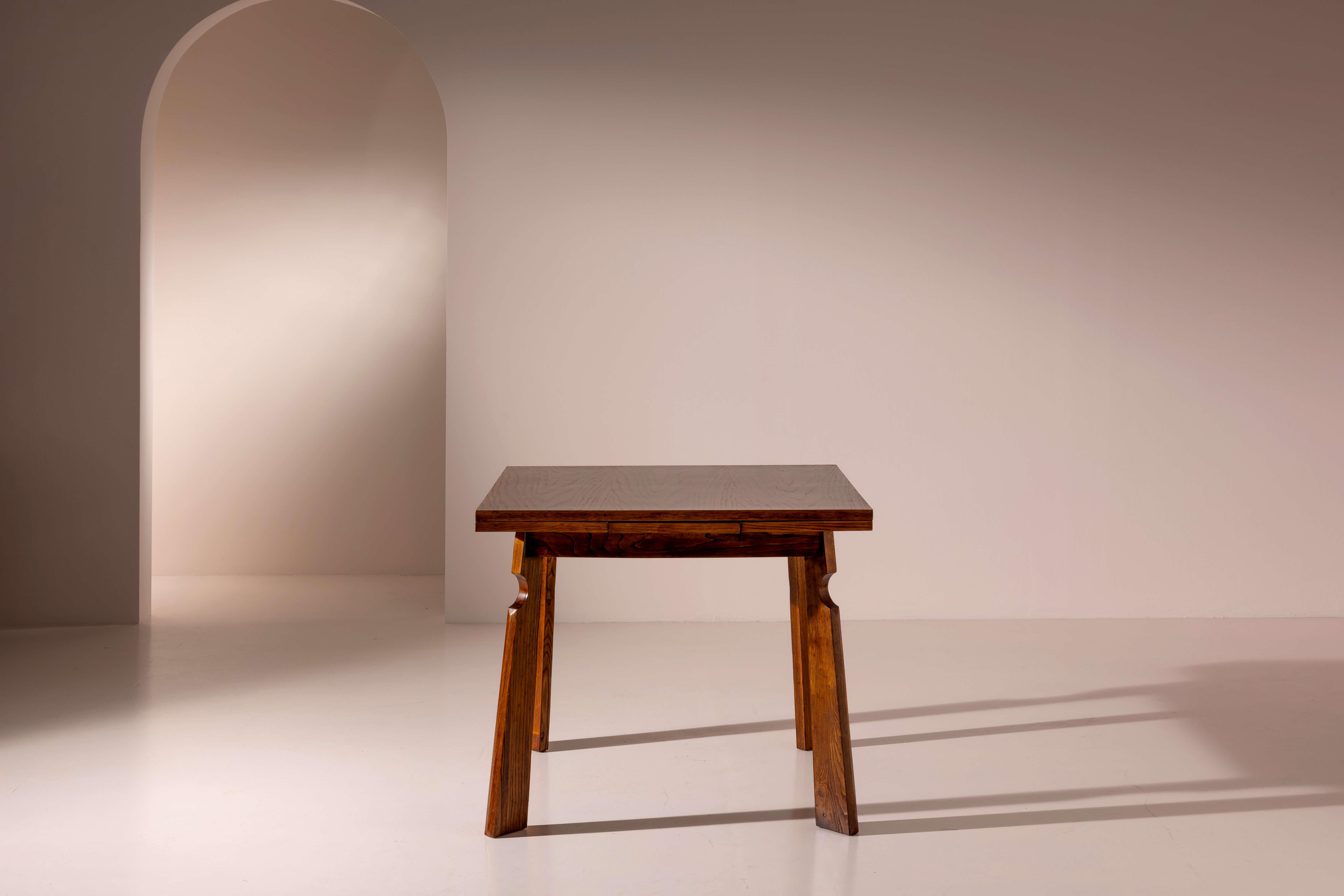 Paolo Buffa attributed extendable chestnut dining table, Italy, 1940s In Good Condition For Sale In Chiavari, Liguria