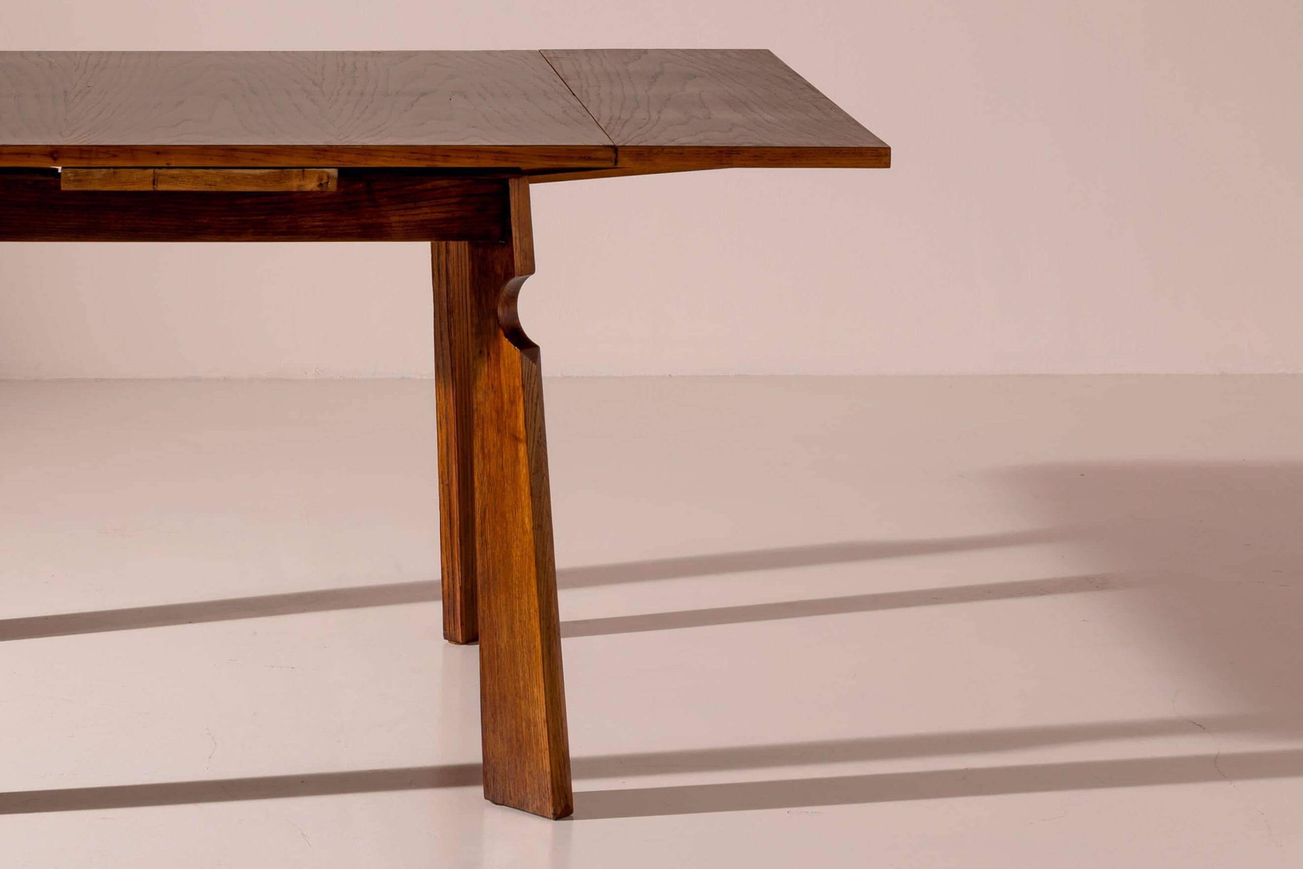 Paolo Buffa attributed extendable chestnut dining table, Italy, 1940s For Sale 1