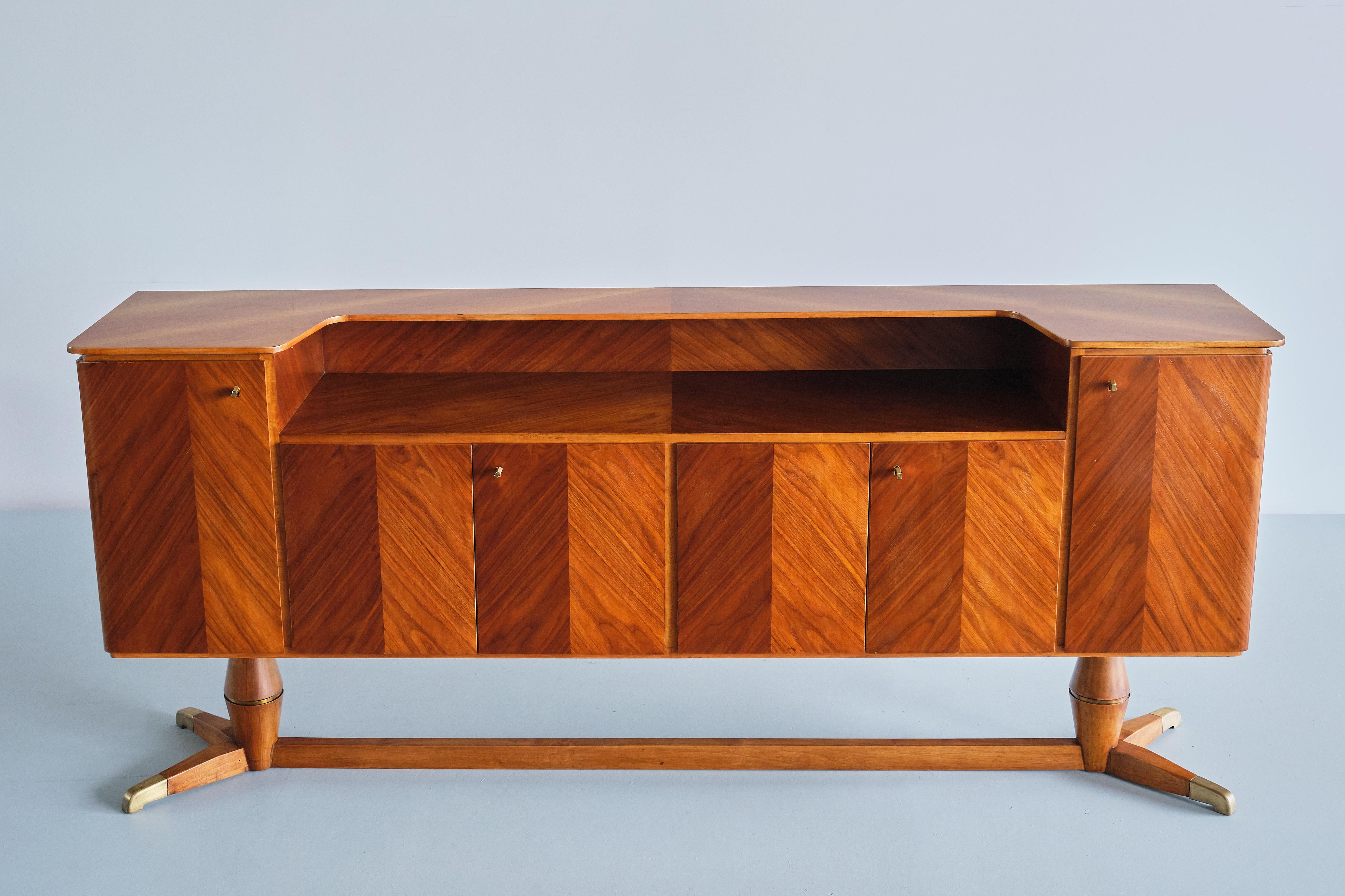 Paolo Buffa Attributed Sideboard in Walnut and Brass, Serafino Arrighi, 1940s For Sale 4