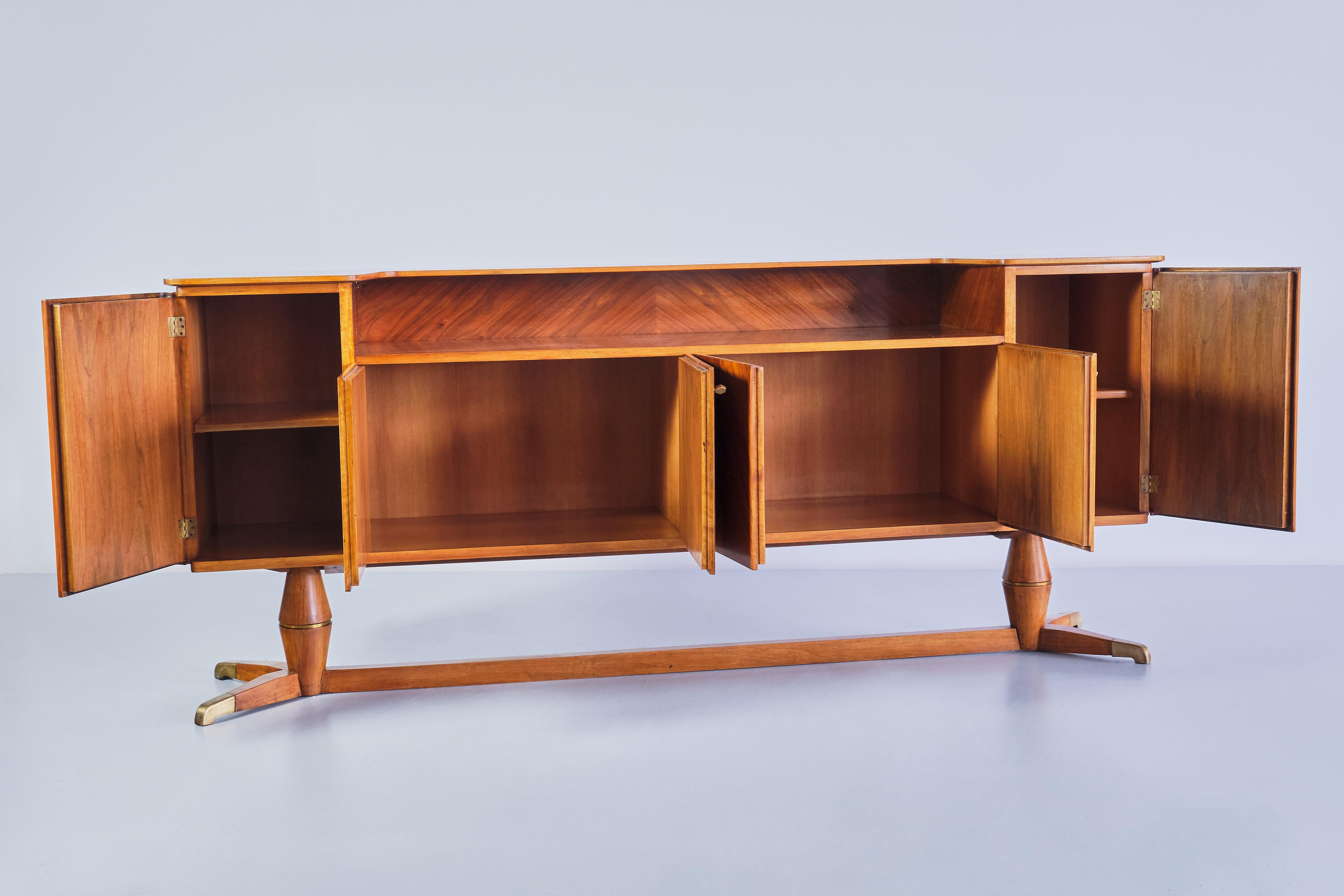 Paolo Buffa Attributed Sideboard in Walnut and Brass, Serafino Arrighi, 1940s For Sale 10