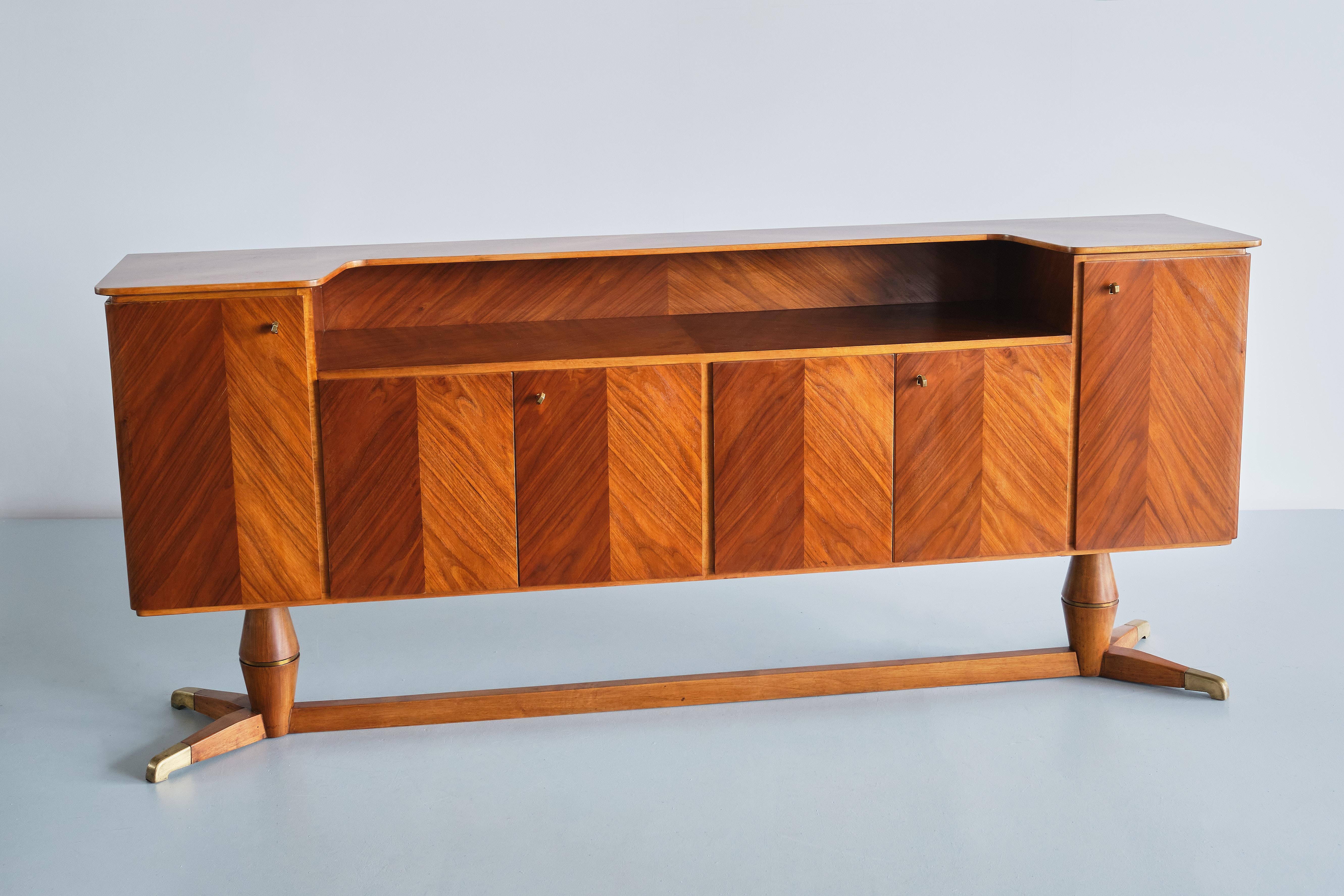 Mid-Century Modern Paolo Buffa Attributed Sideboard in Walnut and Brass, Serafino Arrighi, 1940s For Sale