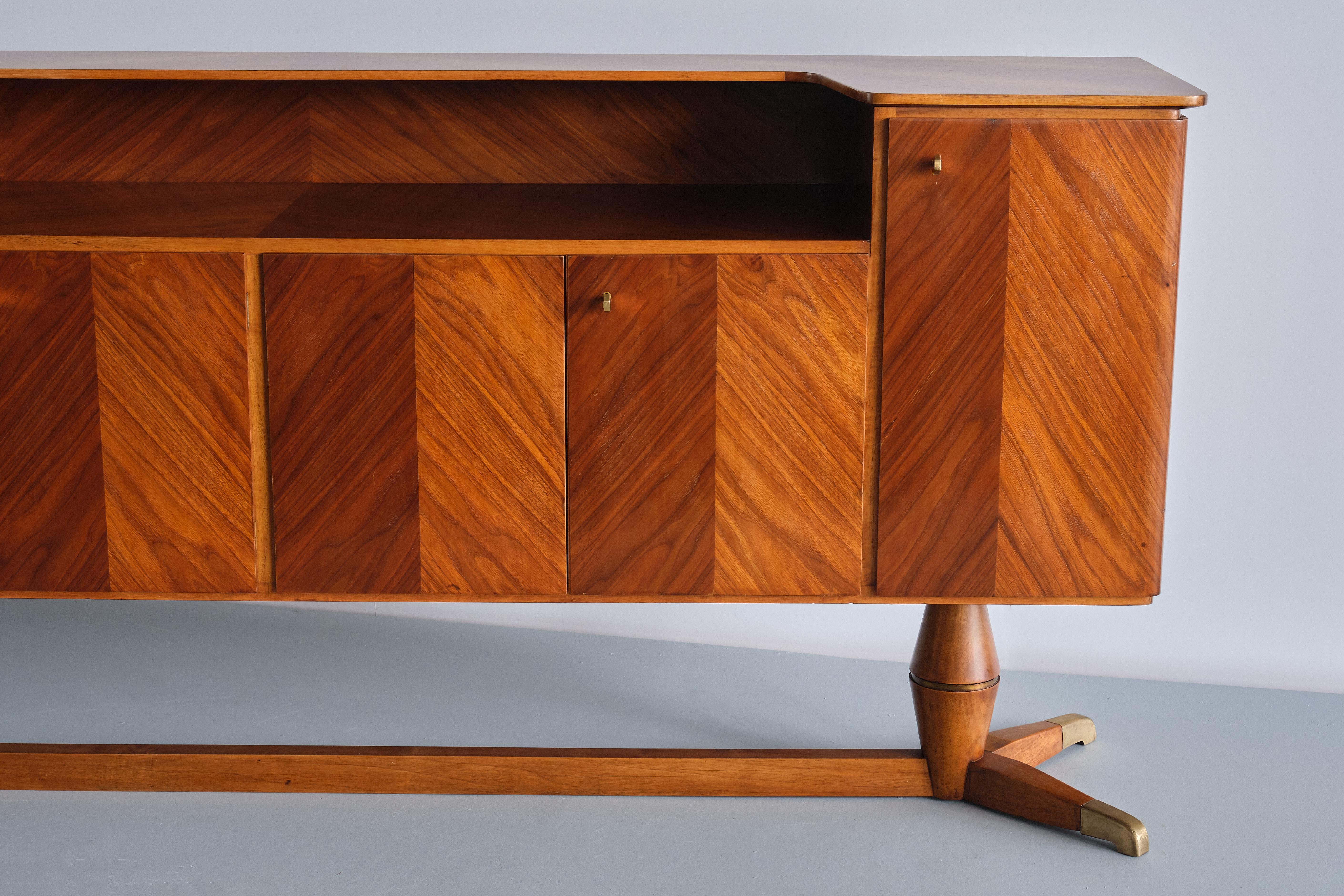 Paolo Buffa Attributed Sideboard in Walnut and Brass, Serafino Arrighi, 1940s For Sale 2