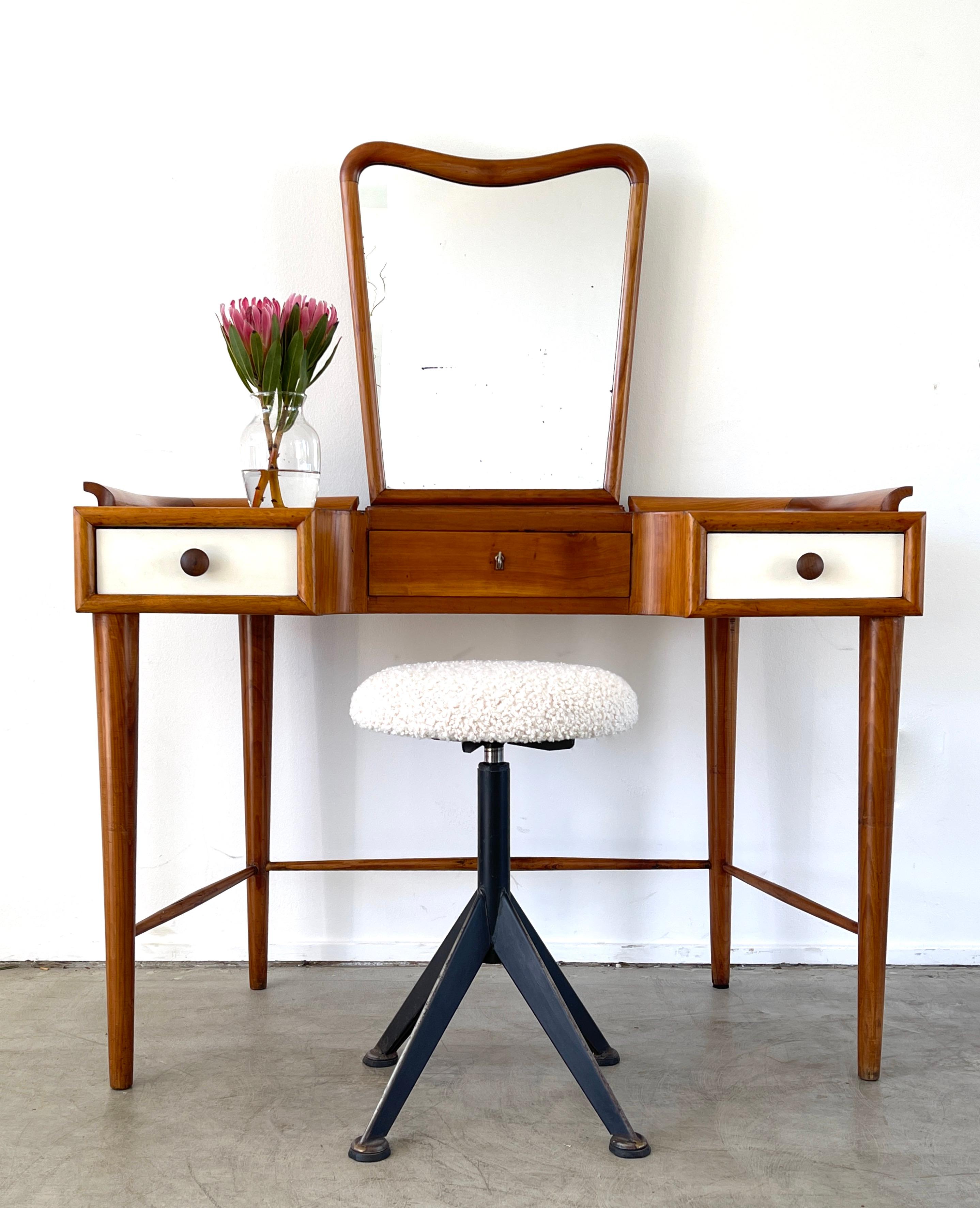 1950's Paolo Buffa attributed vanity or dressing table with polished lacquered wood and three drawers with curved mirror and tapered legs. 
Circa 1950's 

53.75