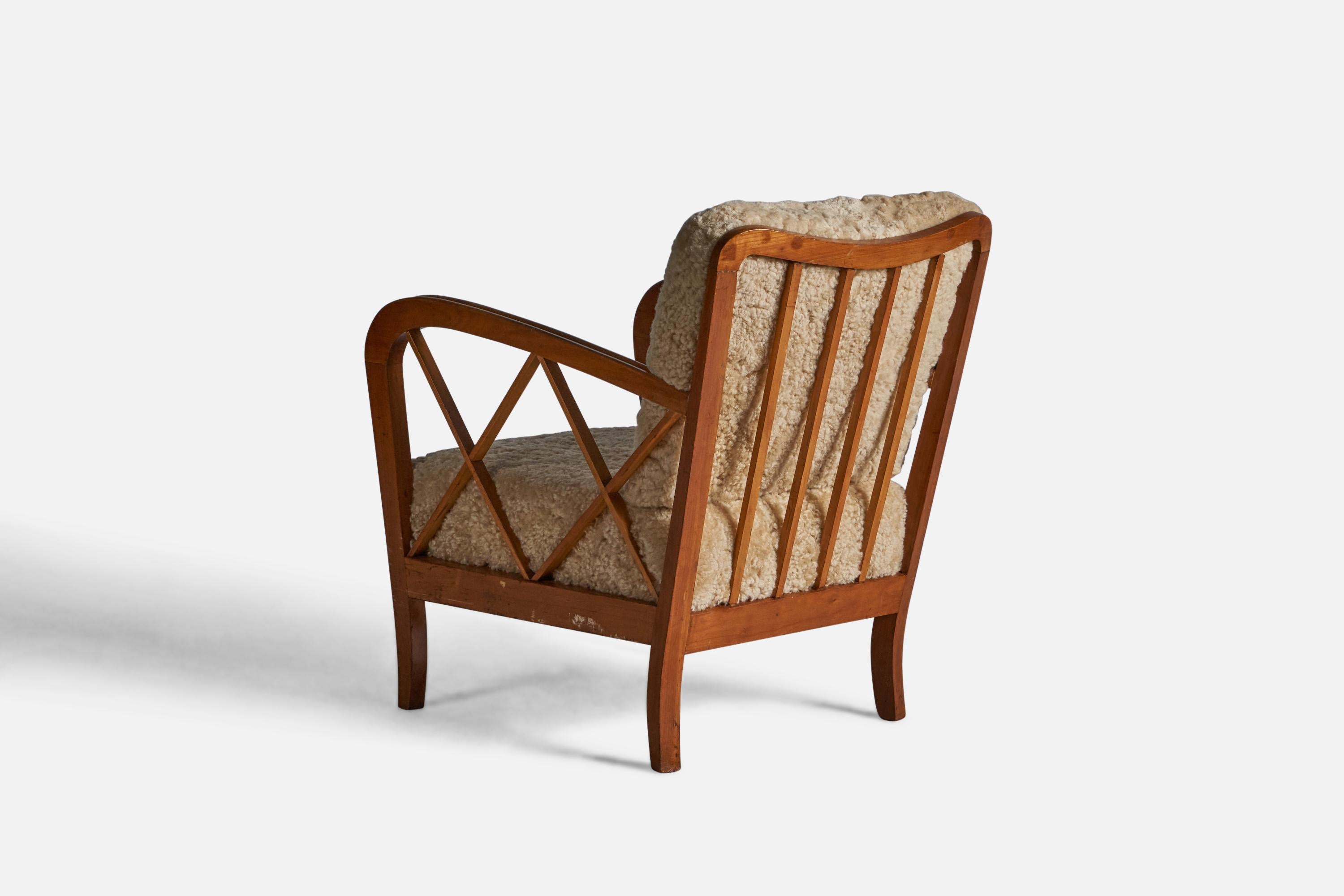 Moderne Attribution Paolo Buffa, chaises longues, noyer, shearling, Italie, années 1940 en vente