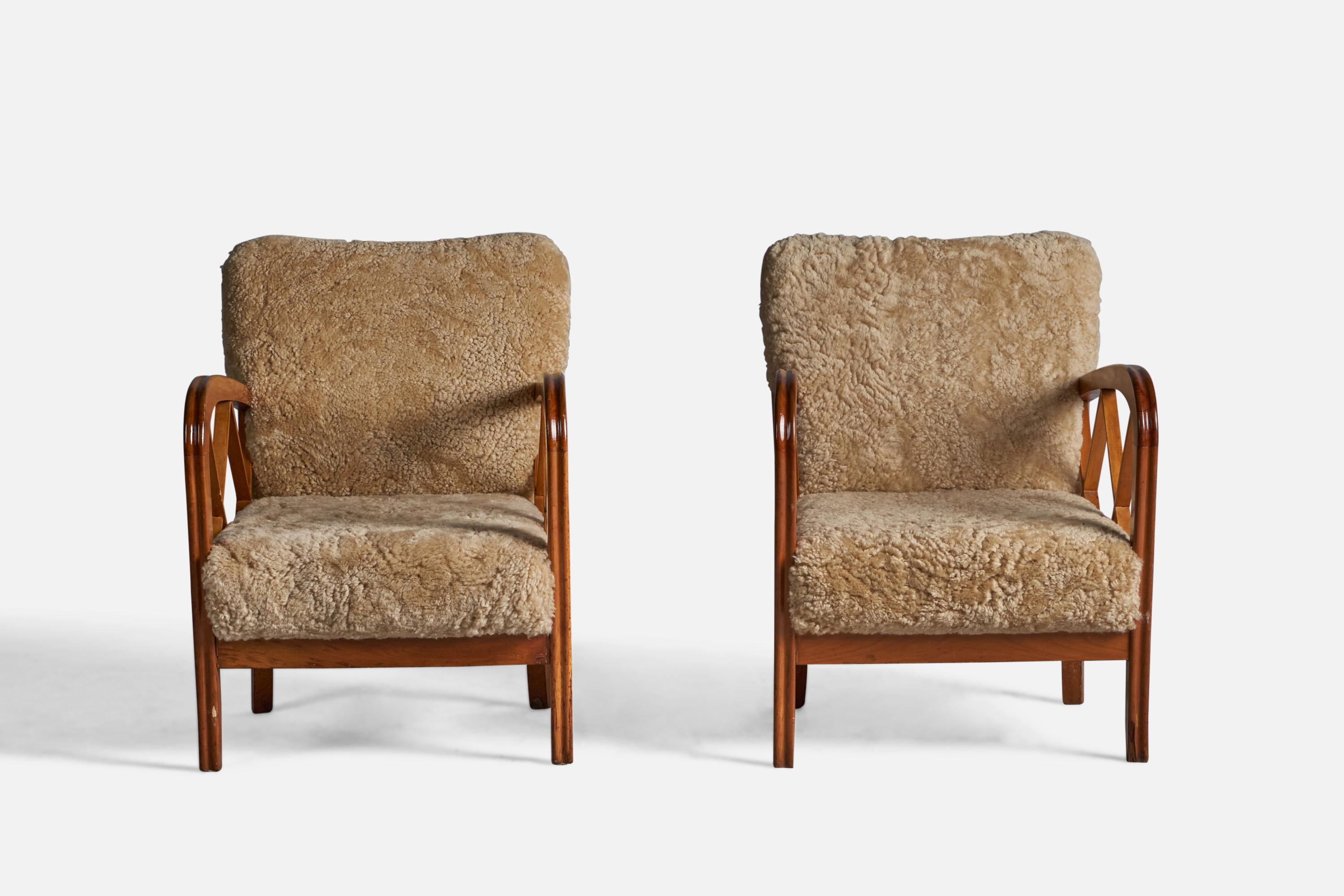 Mid-20th Century Paolo Buffa Attribution, Lounge Chairs, Walnut, Shearling, Italy, 1940s For Sale