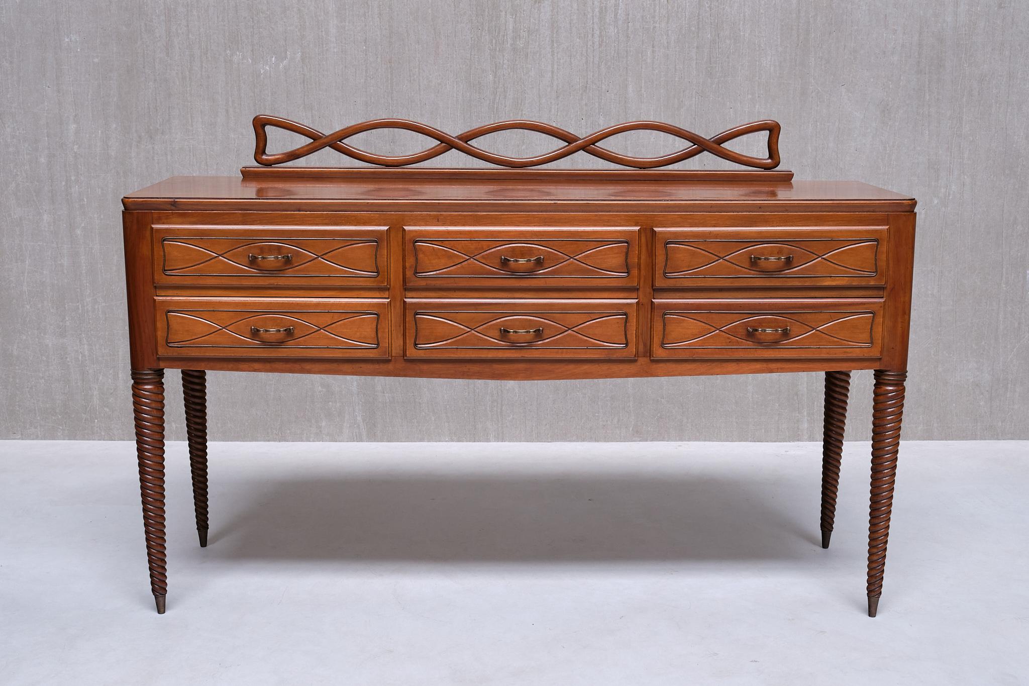 Questa eccezionale credenza da banco è stata disegnata da Paolo Buffa e prodotta da Mario Quarti a Milano, Italia, a metà degli anni Quaranta. 

La credenza poggia su quattro gambe a spirale tornite e scanalate in noce massiccio con punte in ottone.