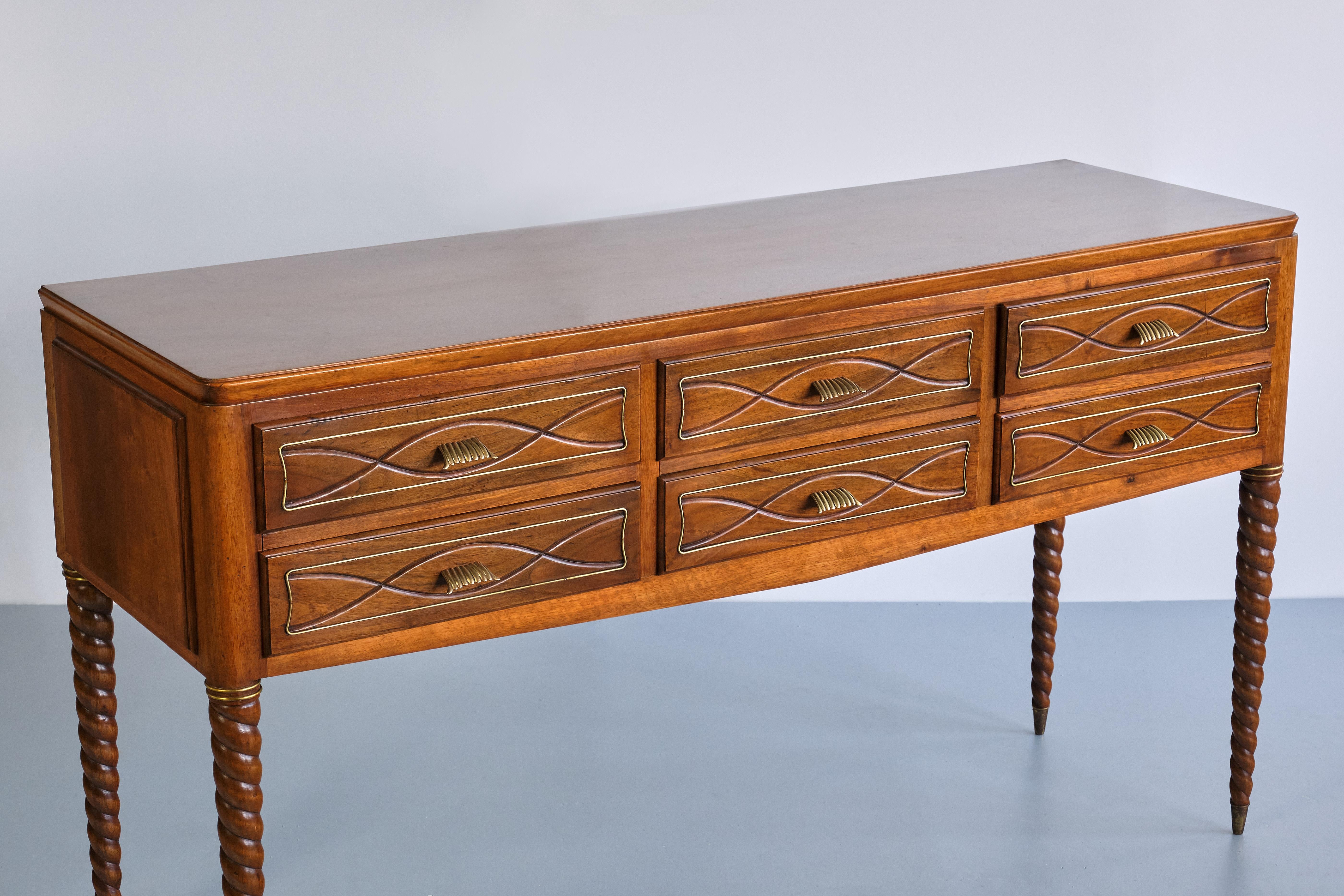 Paolo Buffa Buffet / Sideboard in Walnut and Brass, Mario Quarti, Milan, 1940s In Good Condition For Sale In The Hague, NL
