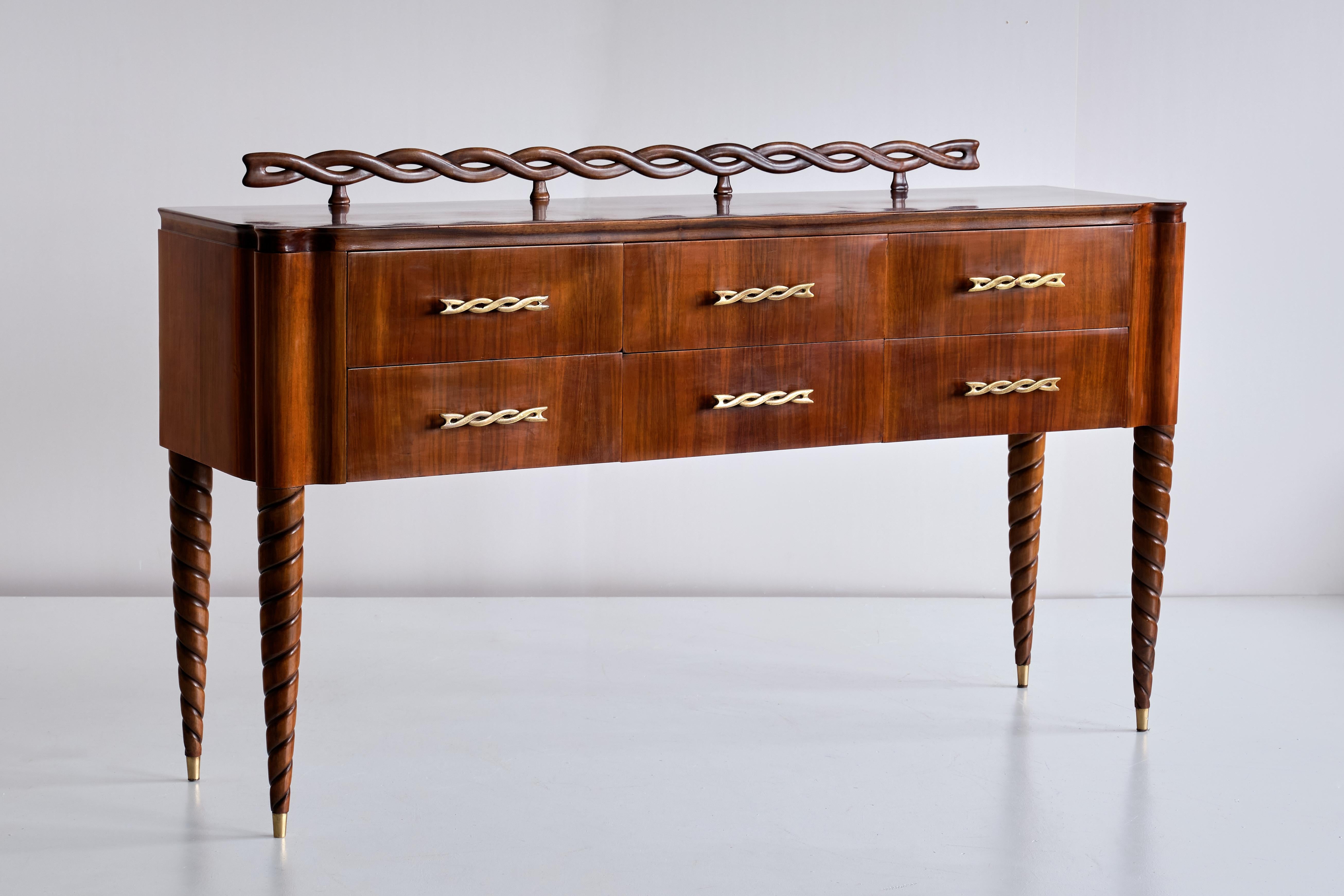 This exceptional counter-buffet / sideboard was designed by Paolo Buffa and produced by Mario Quarti in Milan, Italy, circa 1942. The sideboard stands on four grooved, turned twist legs in solid walnut with brass tips. Molded and edged top in