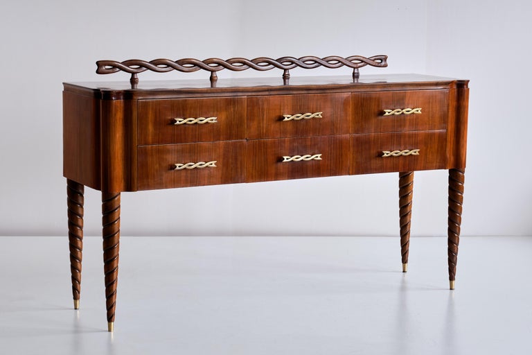 This exceptional counter-buffet / sideboard was designed by Paolo Buffa and produced by Mario Quarti in Milan, Italy, circa 1942. The sideboard stands on four grooved, turned twist legs in solid walnut with brass tips. Molded and edged top in