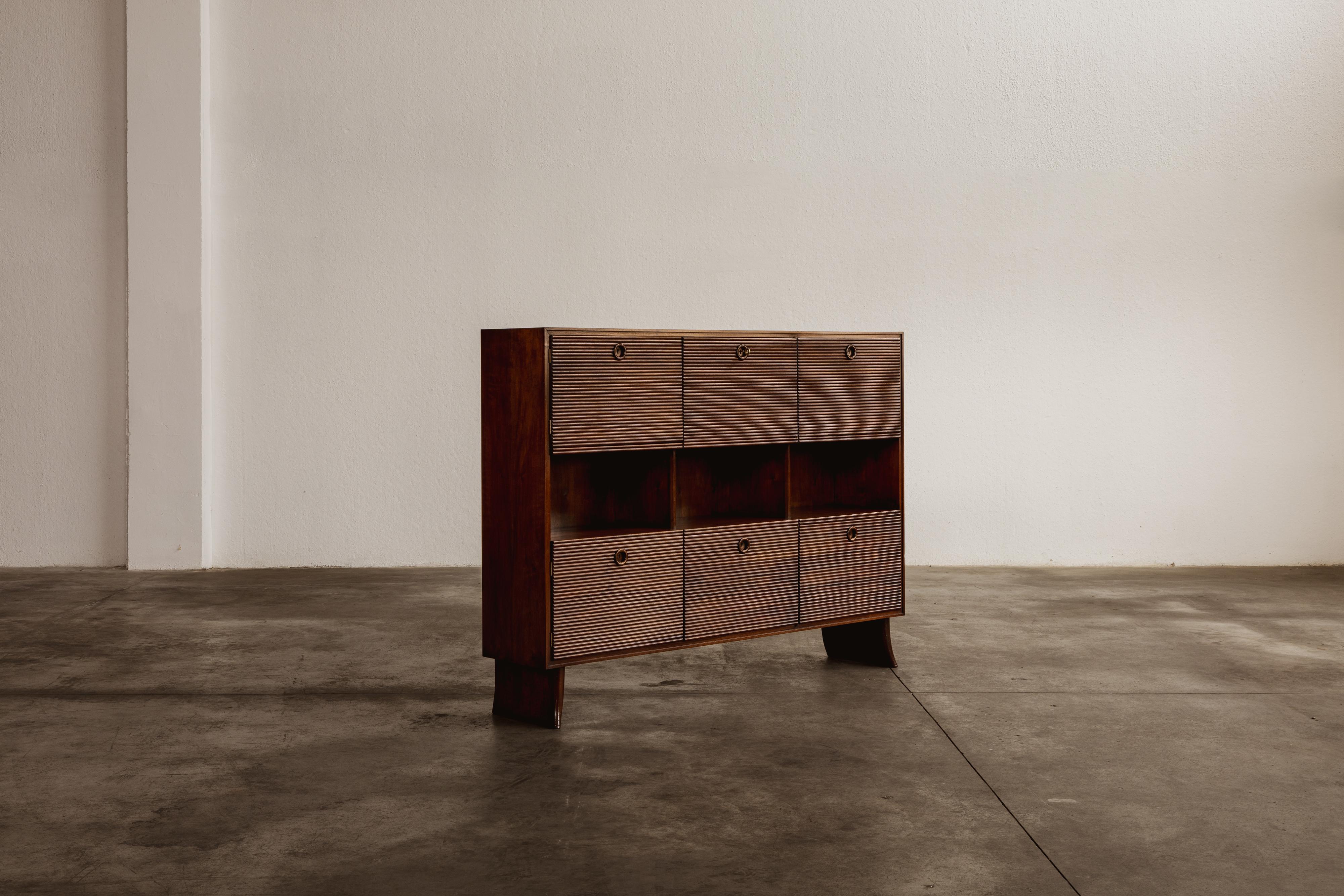 Armoire de Paolo Buffa pour La Permanente Mobili Cantù, bois et laiton, Italie, 1955.

Ce buffet, conçu par Paolo Buffa et produit par La Permanente Mobili Cantù en Italie dans les années 1950, est fabriqué en bois clair avec des détails distinctifs