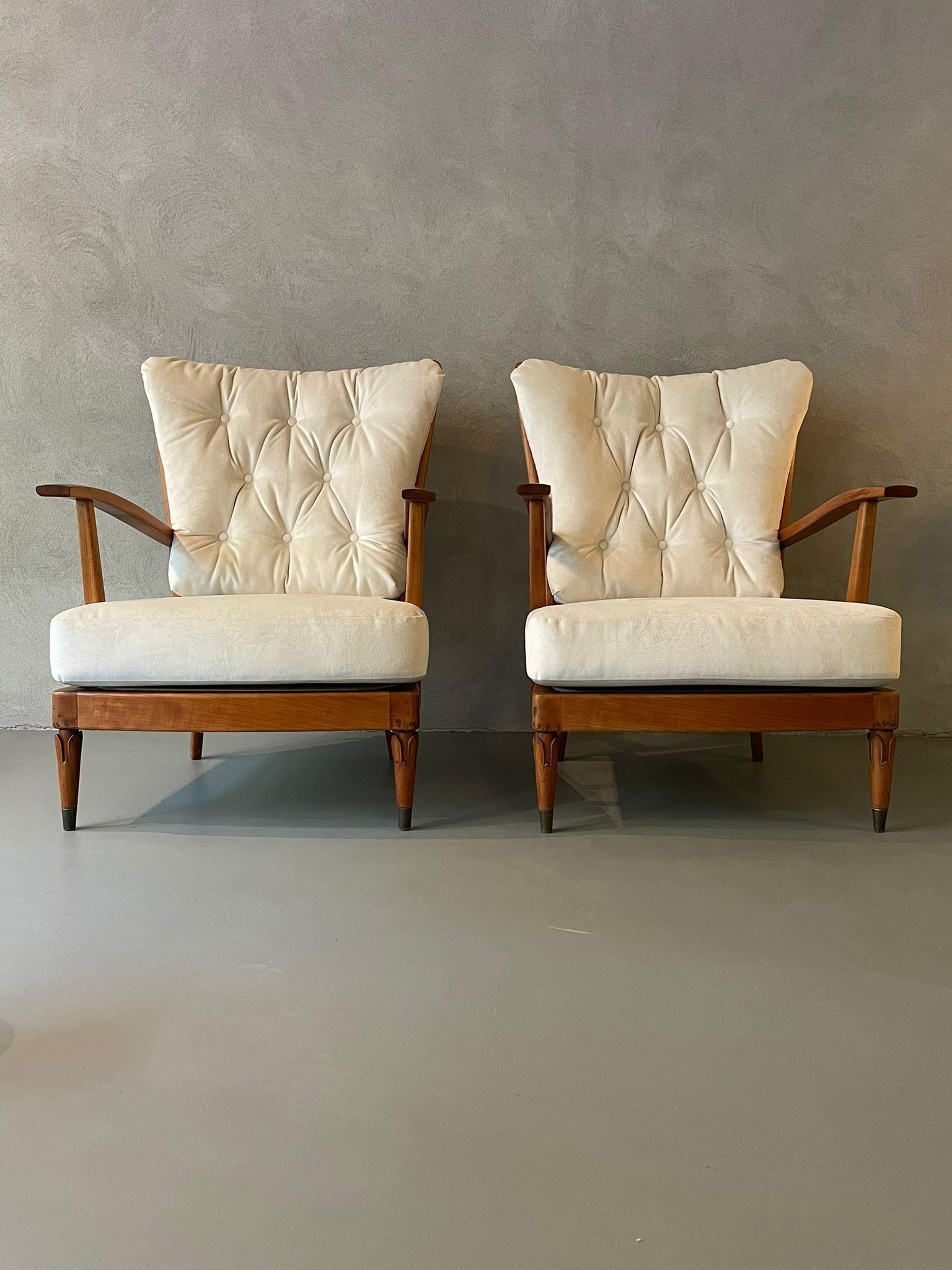 Pair of armchairs by Paolo Buffa, produced in Cantù, 1950s
Restored structure in cherry wood, new upholstering seat and backrest in white velvet.
Together with a certificate of expertise from the Eredi di Angelo Marelli s.a.s., Paolo Buffa