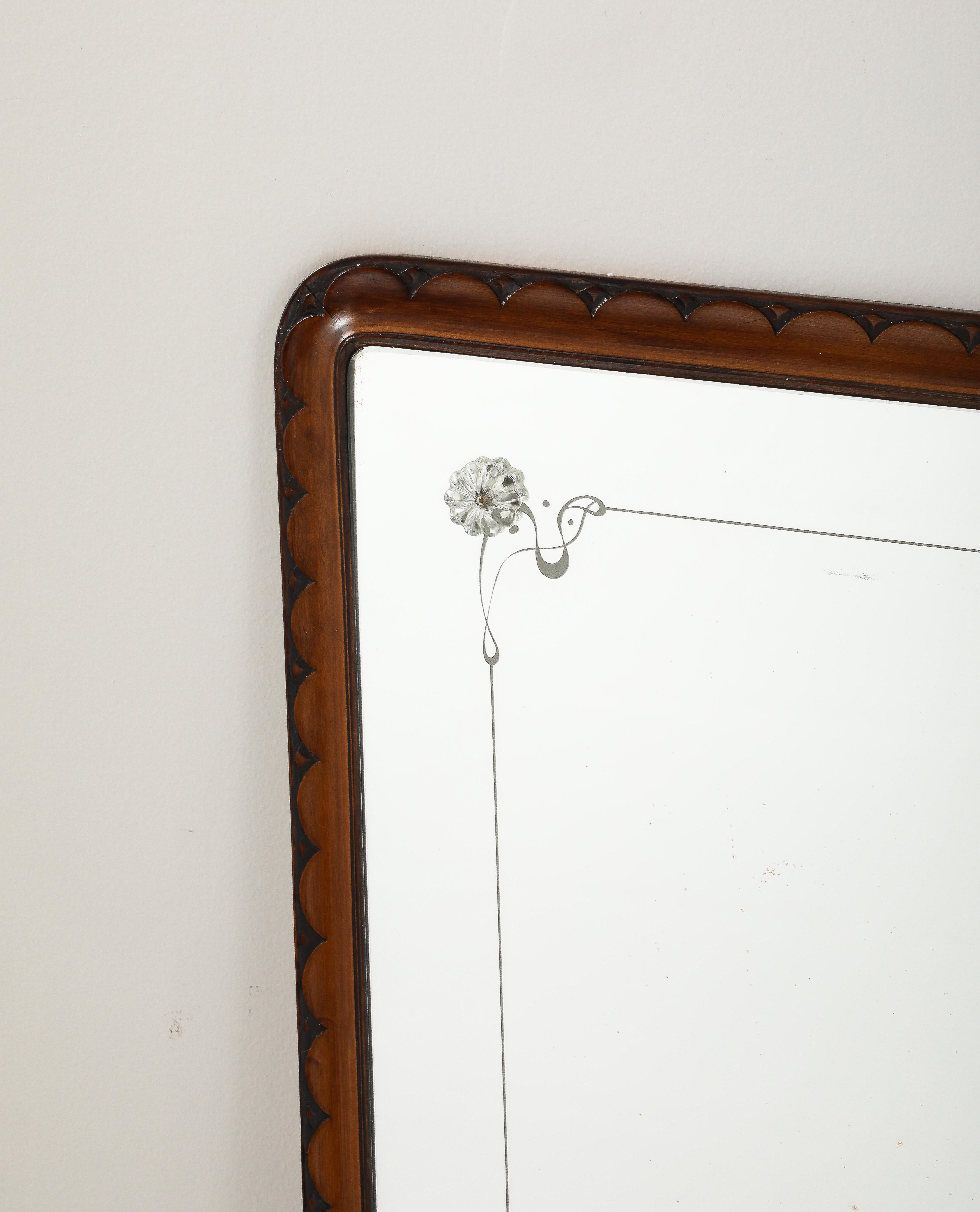 Espejo de pared Paolo Buffa de nogal tallado, hacia 1940 Tallado a mano en venta
