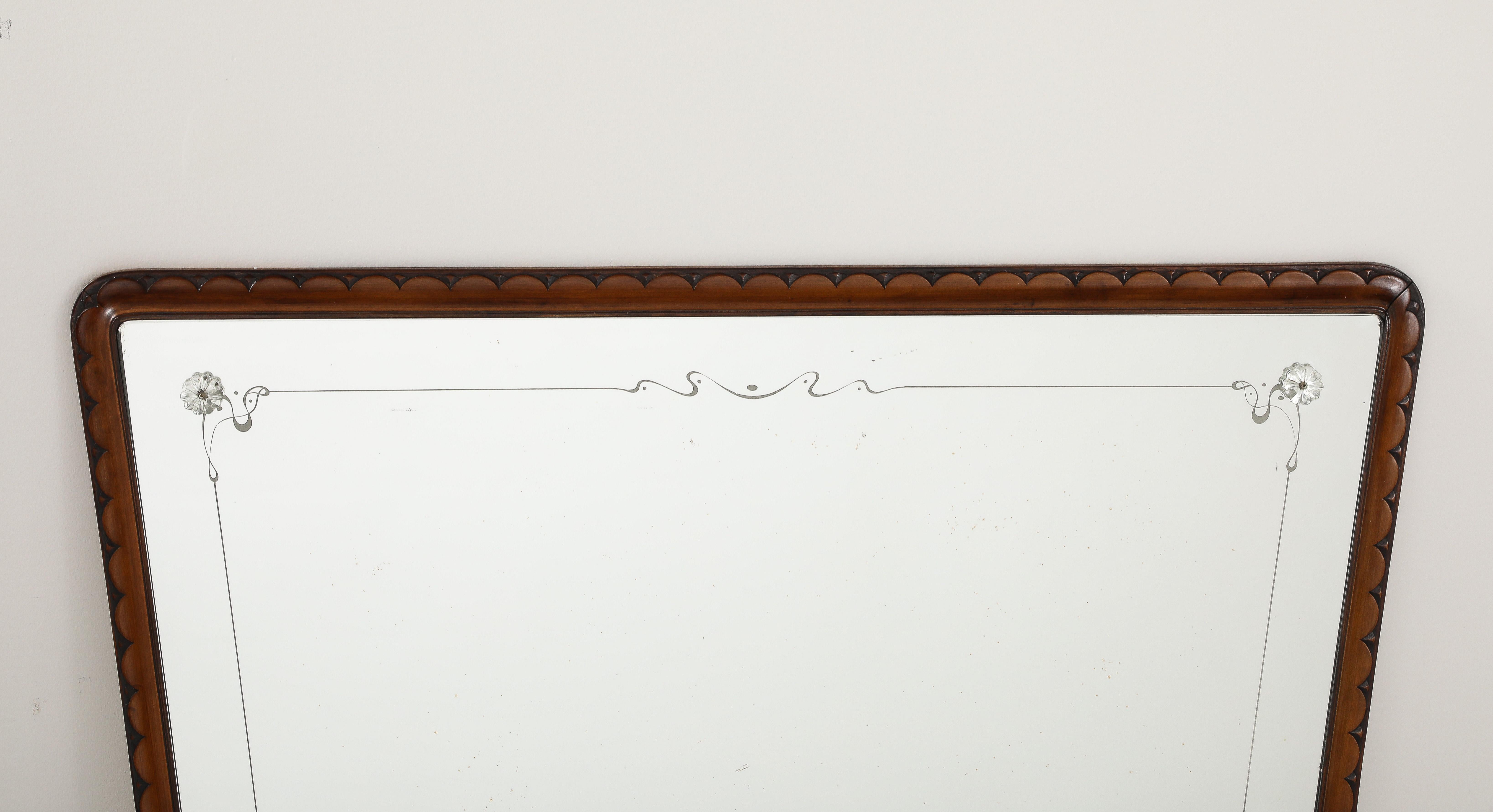 Espejo de pared Paolo Buffa de nogal tallado, hacia 1940 Cristal en venta
