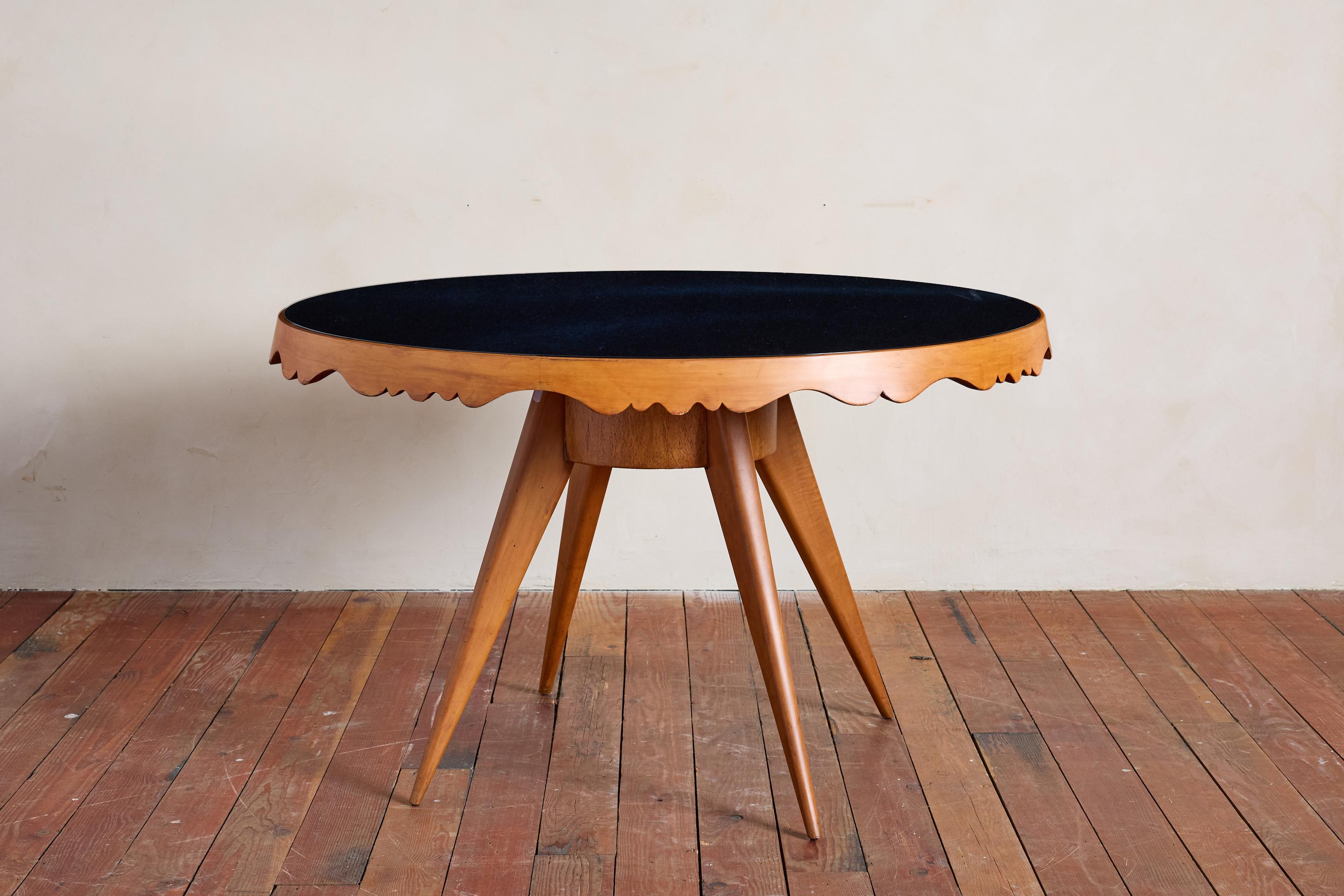 Exquisita mesa de centro de Paolo Buffa - Italia, años 50 

Tapa original de hierba negra con bordes festoneados tallados y patas de forma angular.  

Italia, años 50 
