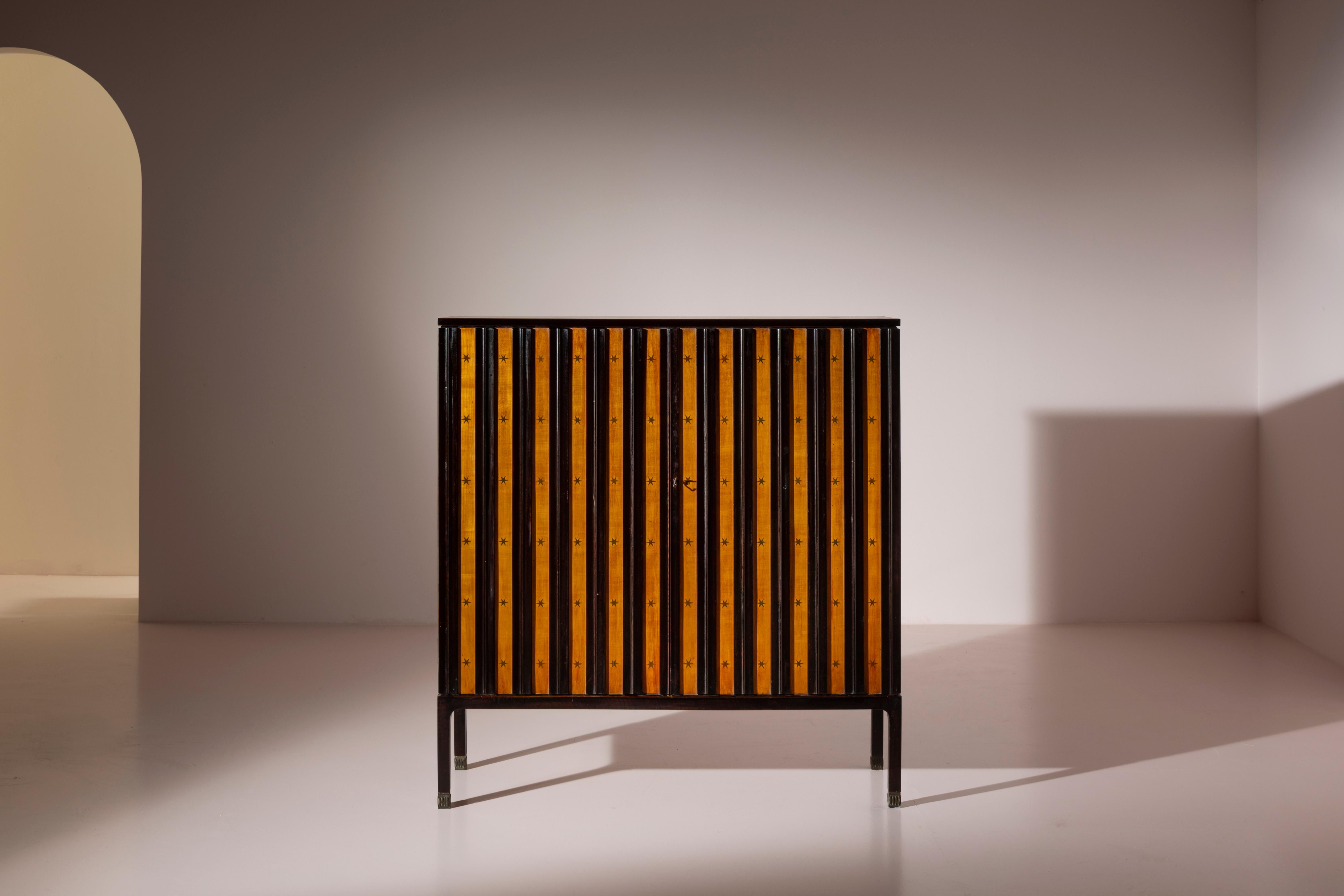 Cherrywood, maple, and brass bar cabinet, designed by Paolo Buffa, manufactured by Mosè Turri, Bovisio Mombello, 1940s.

In the 20th century, the bar cabinet was an essential piece of living room furniture and a critical test for any designer. Free