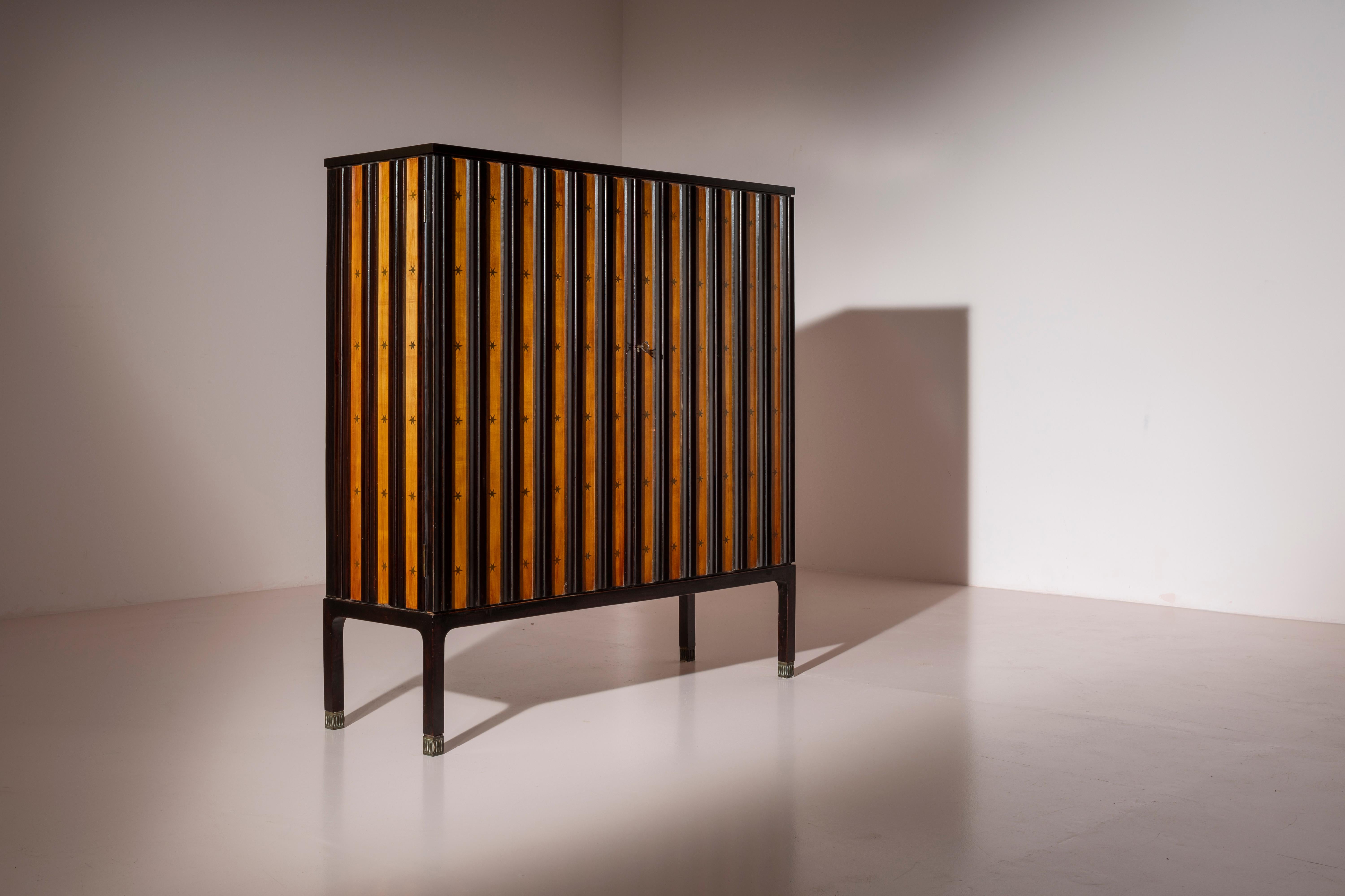 Mid-Century Modern Paolo Buffa certified bar cabinet manufactured by Mosè Turri, Italy, early 1940s For Sale