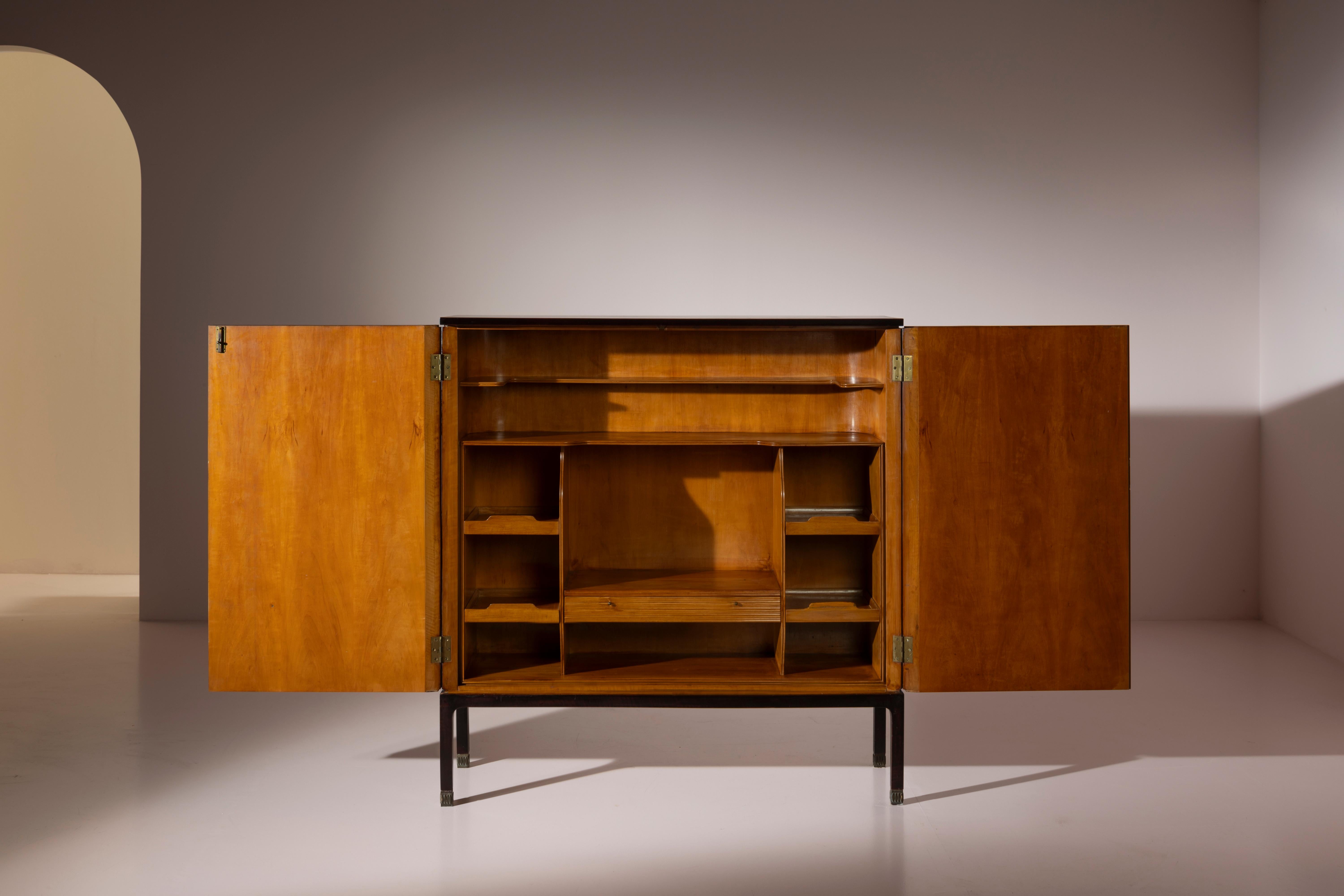 Italian Paolo Buffa certified bar cabinet manufactured by Mosè Turri, Italy, early 1940s For Sale