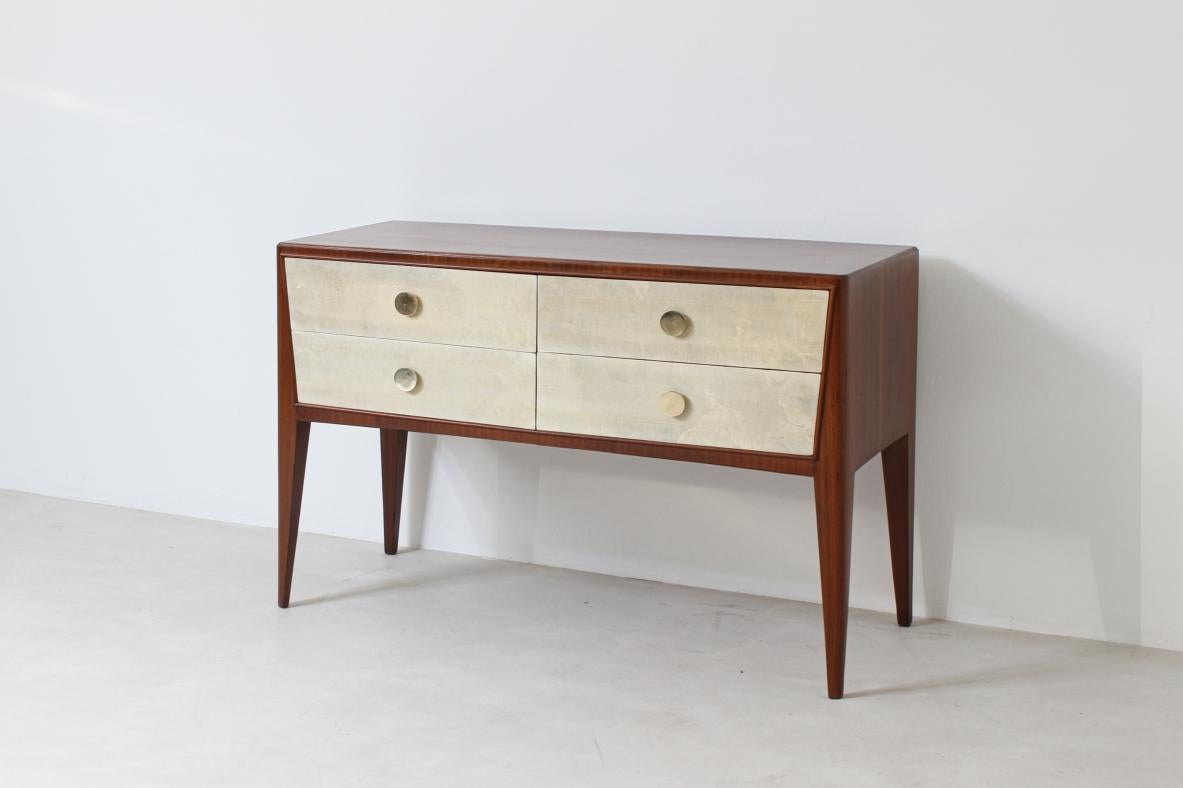 Chest of drawers in walnut with nice and thin legs and brass handles.

Attributed to Paolo Buffa, 1950s.

