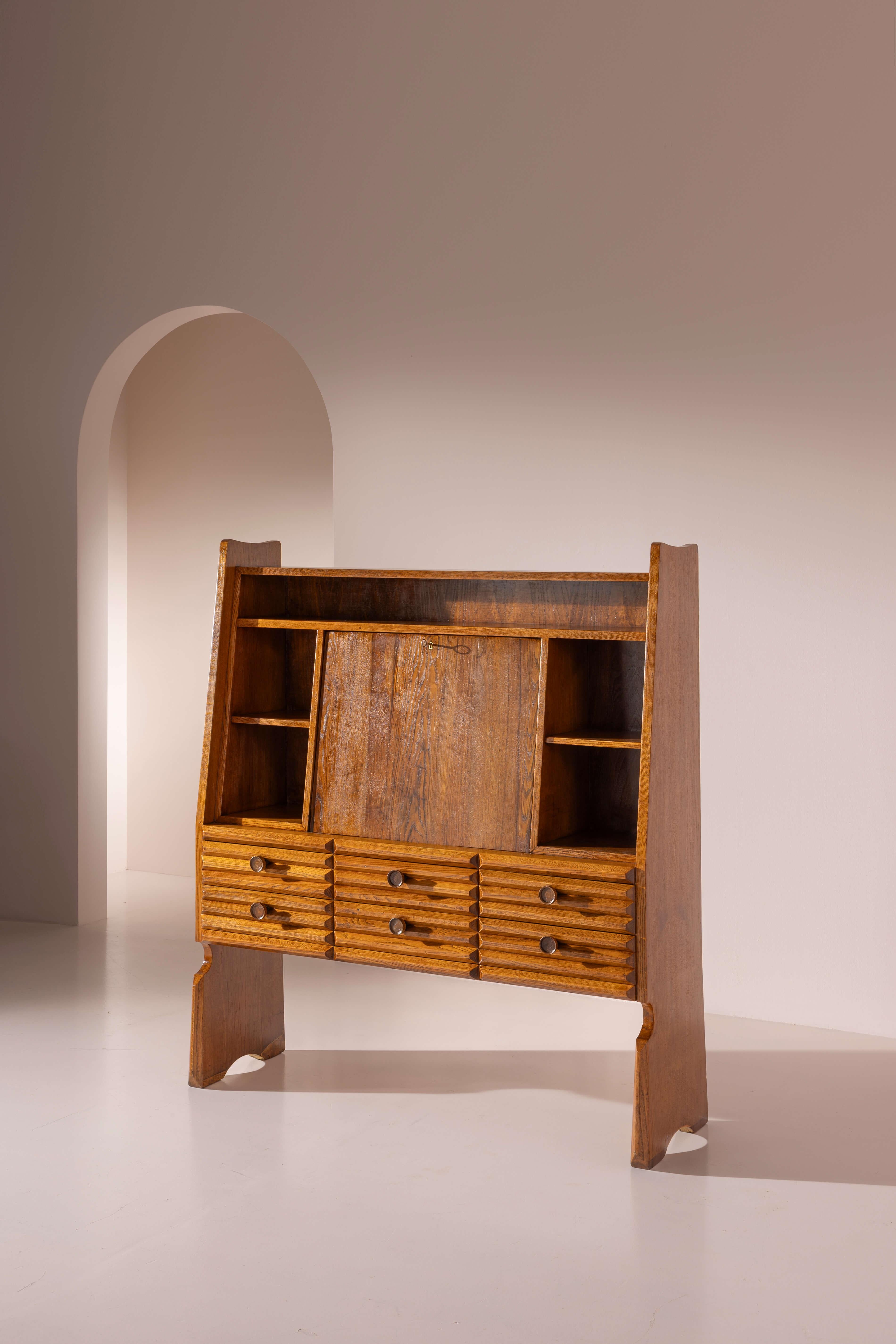 Sekretär mit versenkbarer Front, Schubladen und offenen Fächern, Kastanienholz, Entwurf von Paolo Buffa, italienische Herstellung, 1940er Jahre

In den 1940er Jahren entsprach der Stil von Paolo Buffa dem Zeitgeschmack, als ein gewisser rustikaler