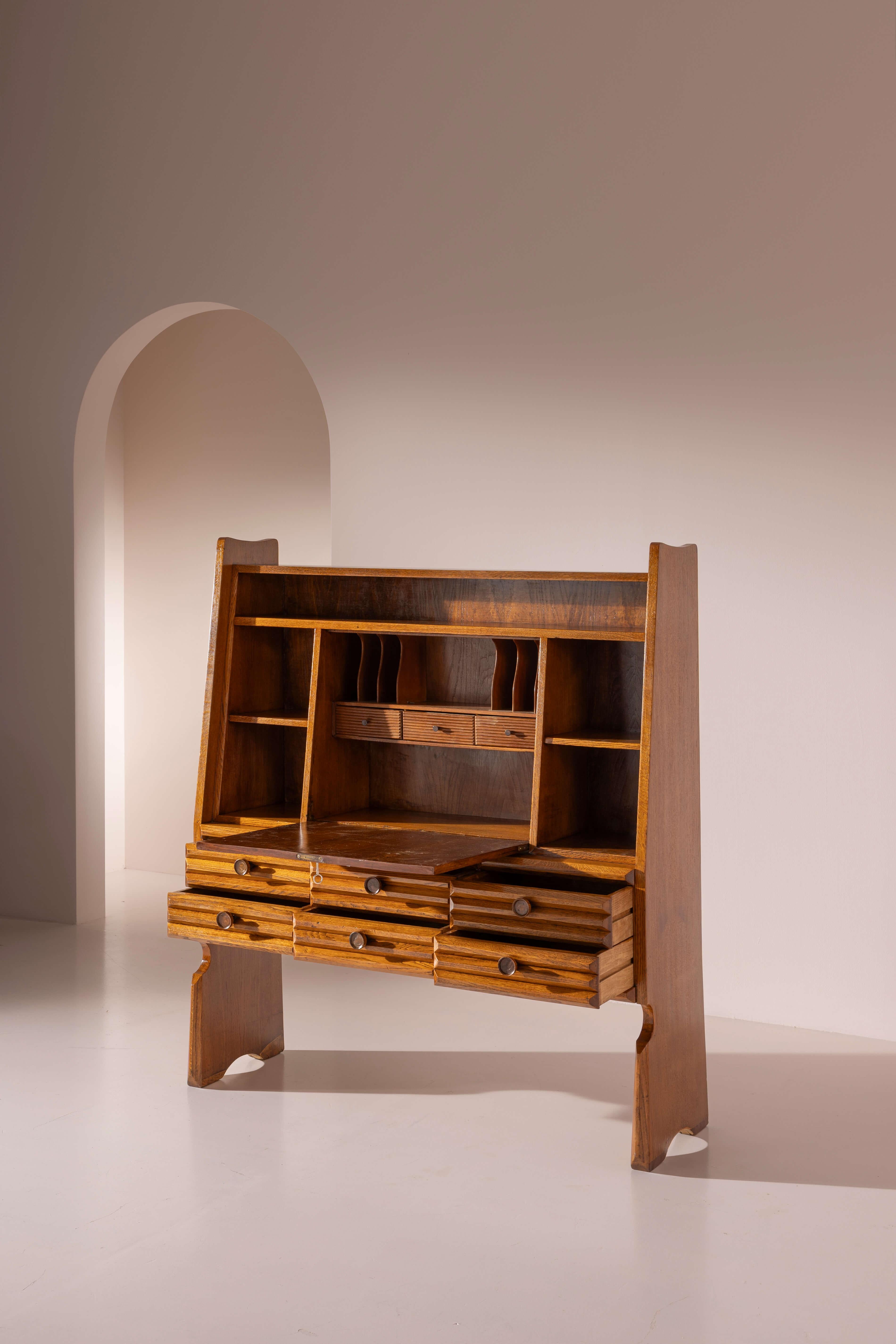 Paolo Buffa Schrank aus Kastanienholz mit versenkbarer Front und Schubladen, Italien, 1940er Jahre (Moderne der Mitte des Jahrhunderts) im Angebot