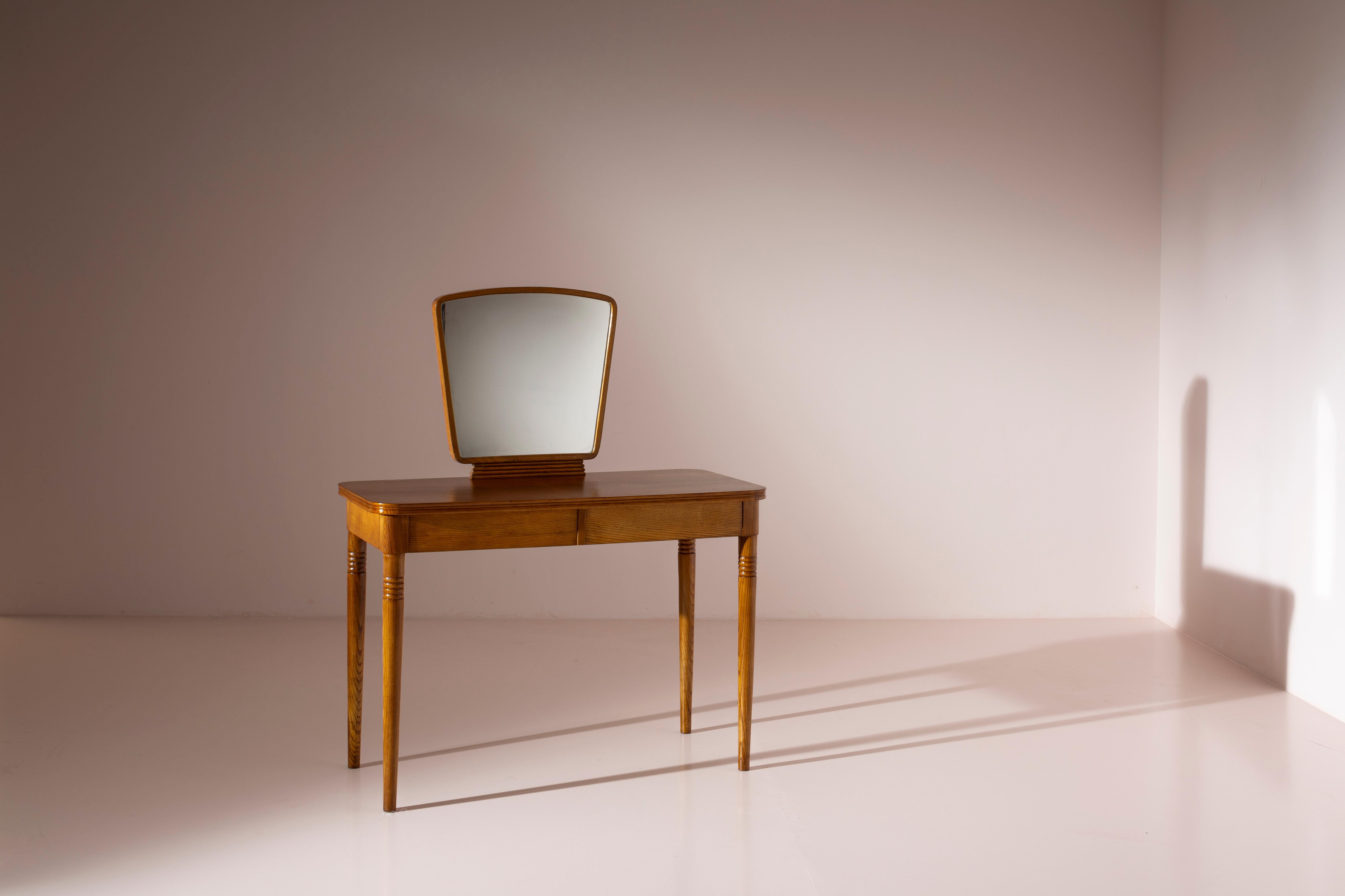 Chestnut wood vanity table with drawers and mirror, Valzania manufacture from the 1938, design by Paolo Buffa for Casa A. in Cunardo (Va), Italy.

With its clean and elegant lines, this vanity table embodies the aesthetic pursuit that Paolo Buffa