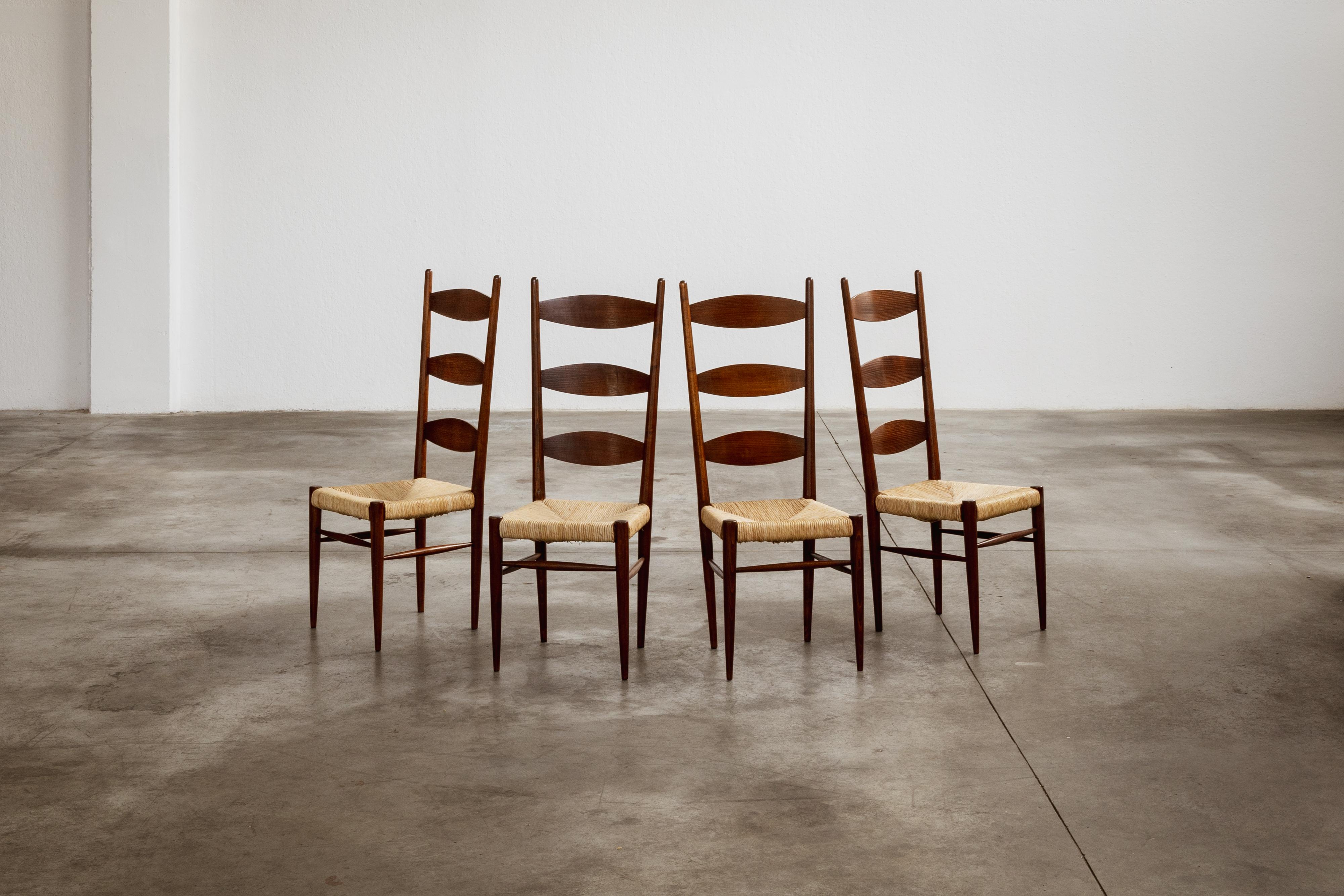Chaises à manger Paolo Buffa Chiavarine pour Galdino Maspero, bois et paille, Italie, 1948, ensemble de quatre.

Paolo Buffa, célèbre architecte et designer du mouvement italien du milieu du siècle, a conçu cet ensemble unique de dix chaises de