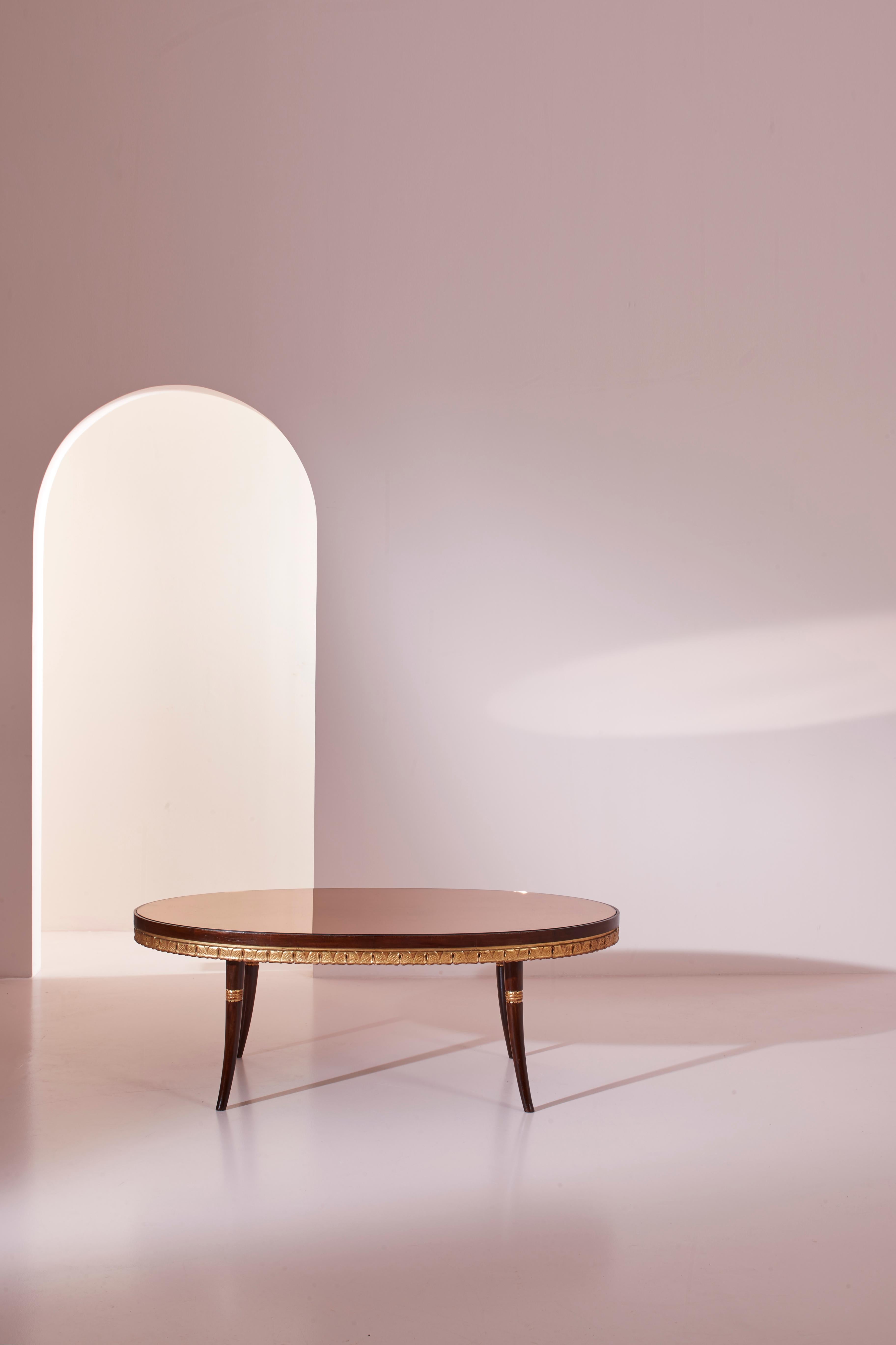 Milieu du XXe siècle Table basse Paolo buffa avec bois peint et doré et plateau en verre miroir en vente