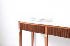 Consola Paolo Buffa con frente de líneas onduladas
