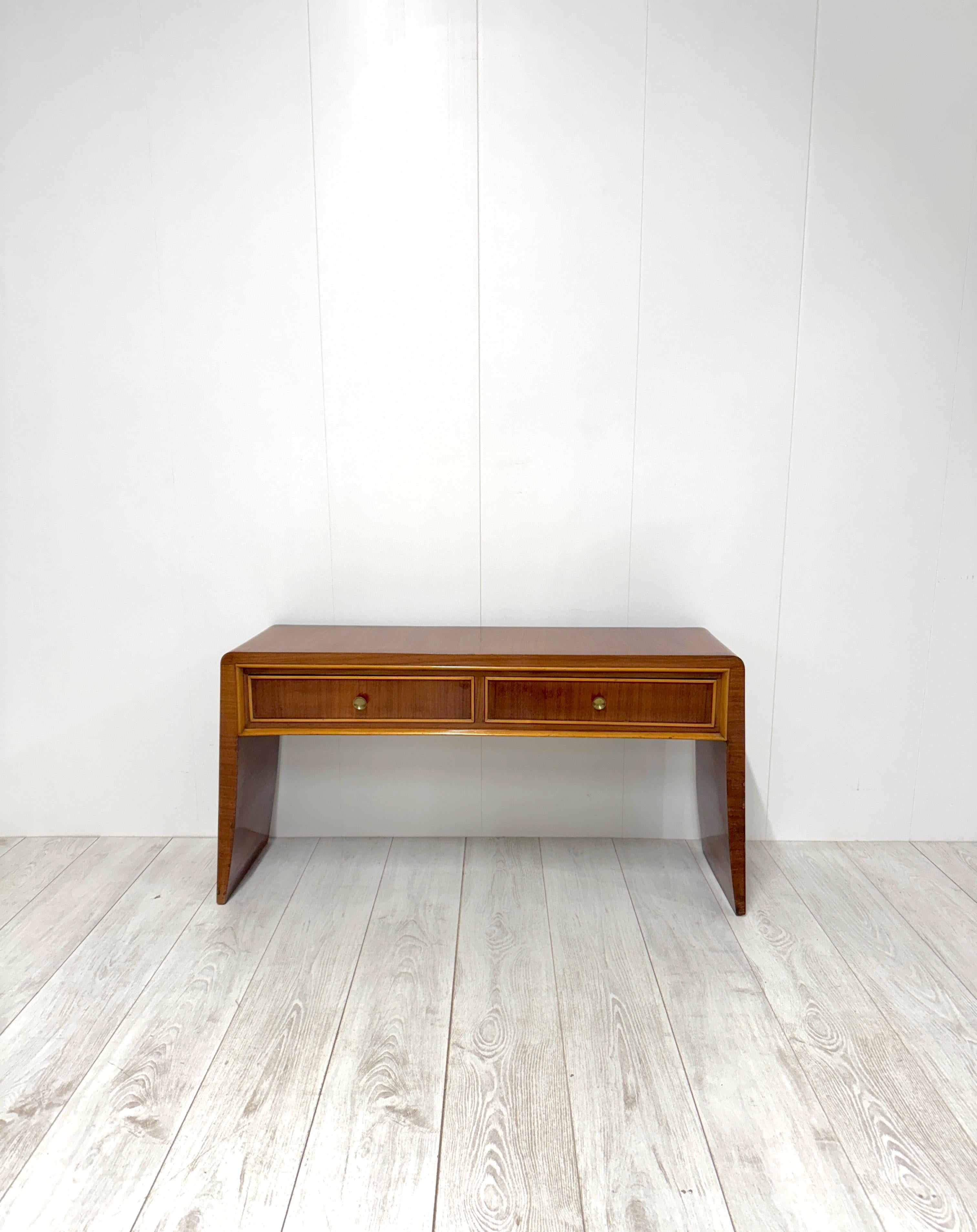 Consolle con cassetti in legno, legno impiallacciato con pomoli in ottone attribuito alla maestria di Paolo Buffa, produzione anni '50.

Presenti piccoli segni di usura