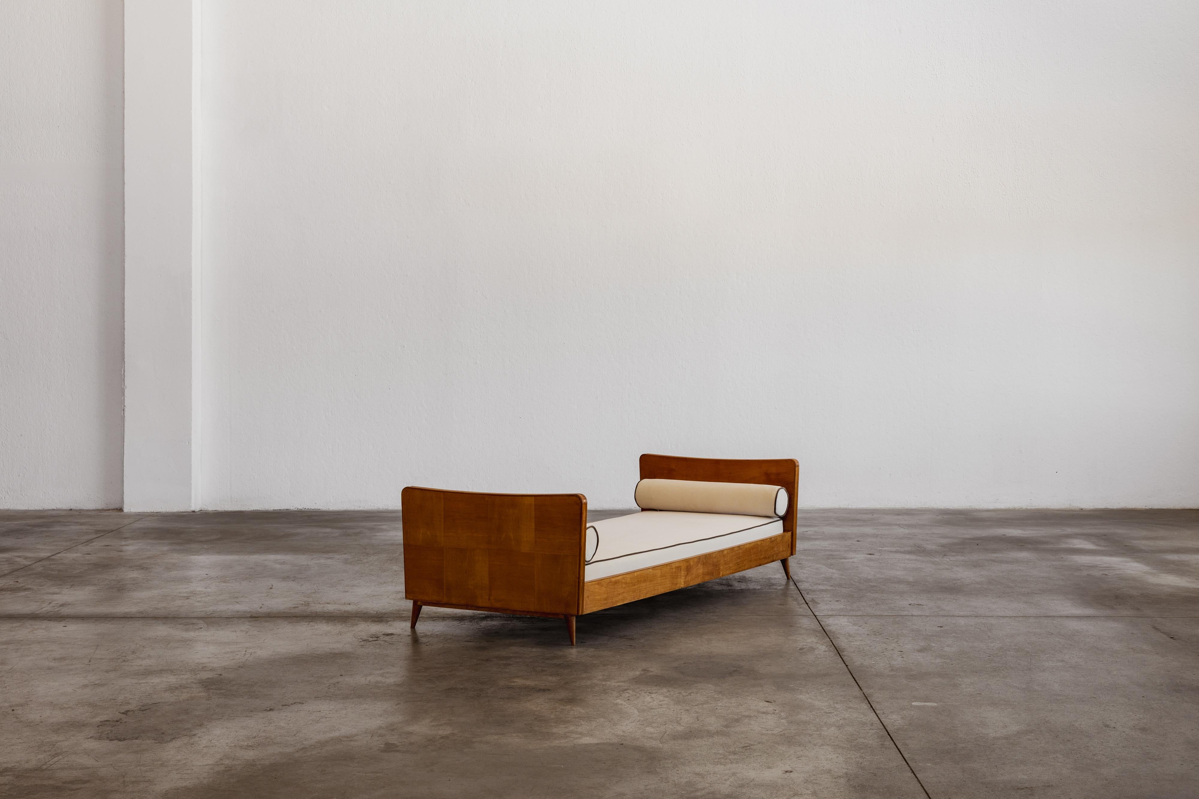 Paolo Buffa Daybed Deco per Galdino Maspero, legno e ottone, Italia, 1948

Questo letto da giorno del 1948, creato da Paolo Buffa per Galdino Maspero, incarna il raffinato classicismo e il rigore artigianale che definiscono il lavoro di Buffa alle