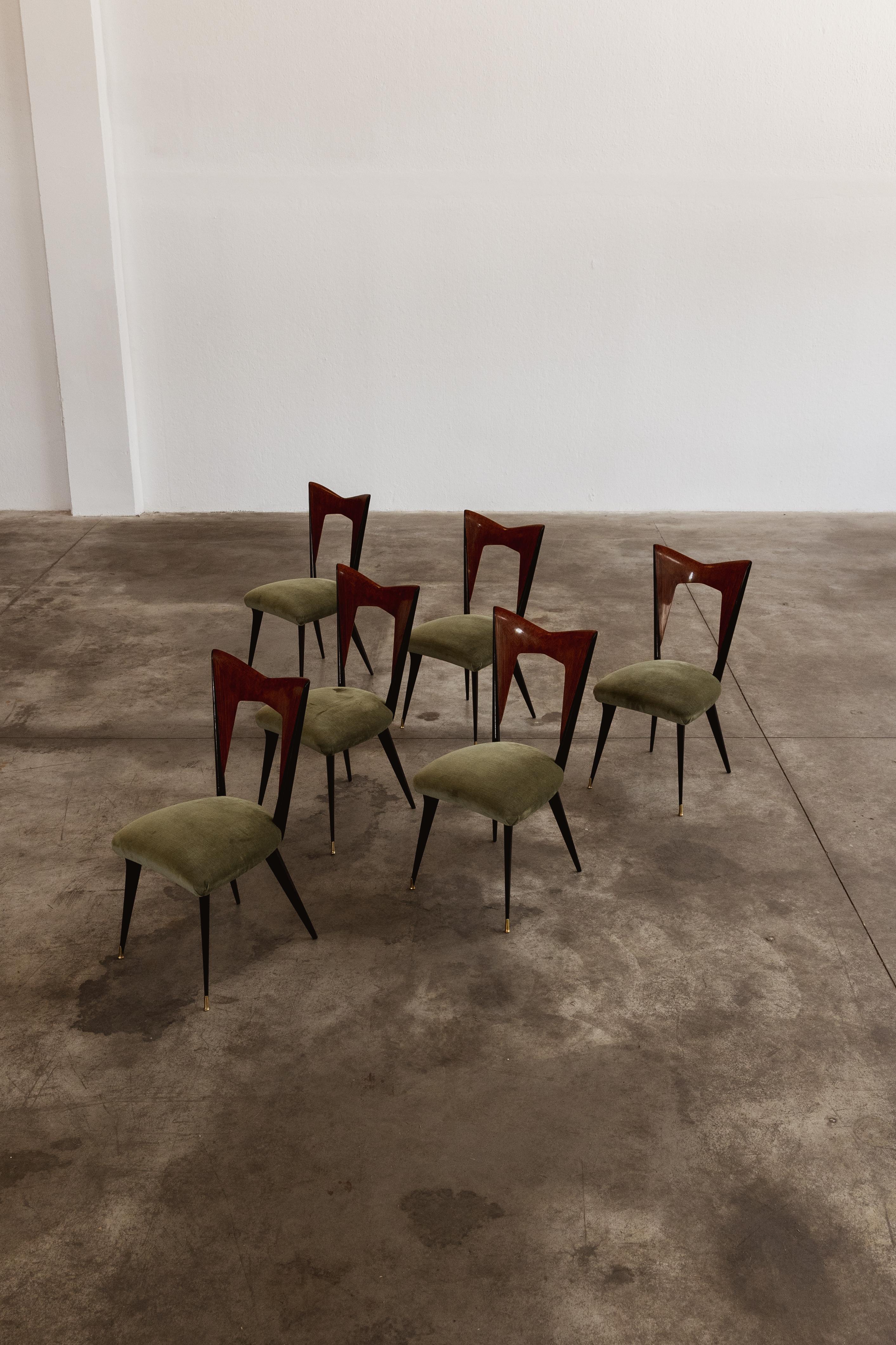 Sedie da pranzo Vittorio Dassi, legno, ottone e velluto, Italia, anni '50, set di sei.

Realizzato in Italia negli anni '50, questo raffinato set di sedie Dassi incarna lo spirito di una rivoluzione del design nello stile di Paolo Buffa, sfumando i