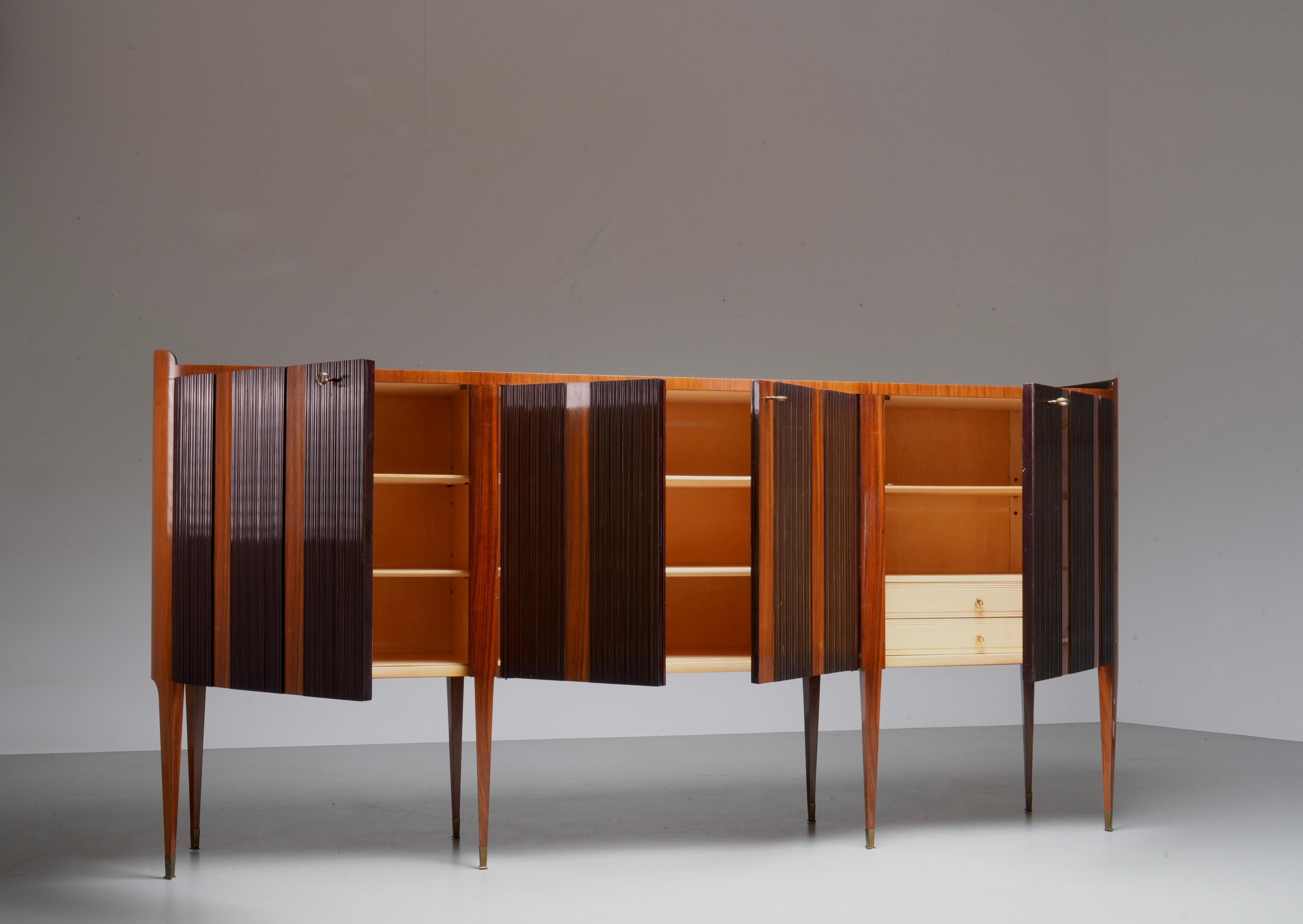 Paolo Buffa Grande Credenza mit acht Beinen aus Holz, Messing und Glas, Italien, 1950er Jahre im Angebot 4