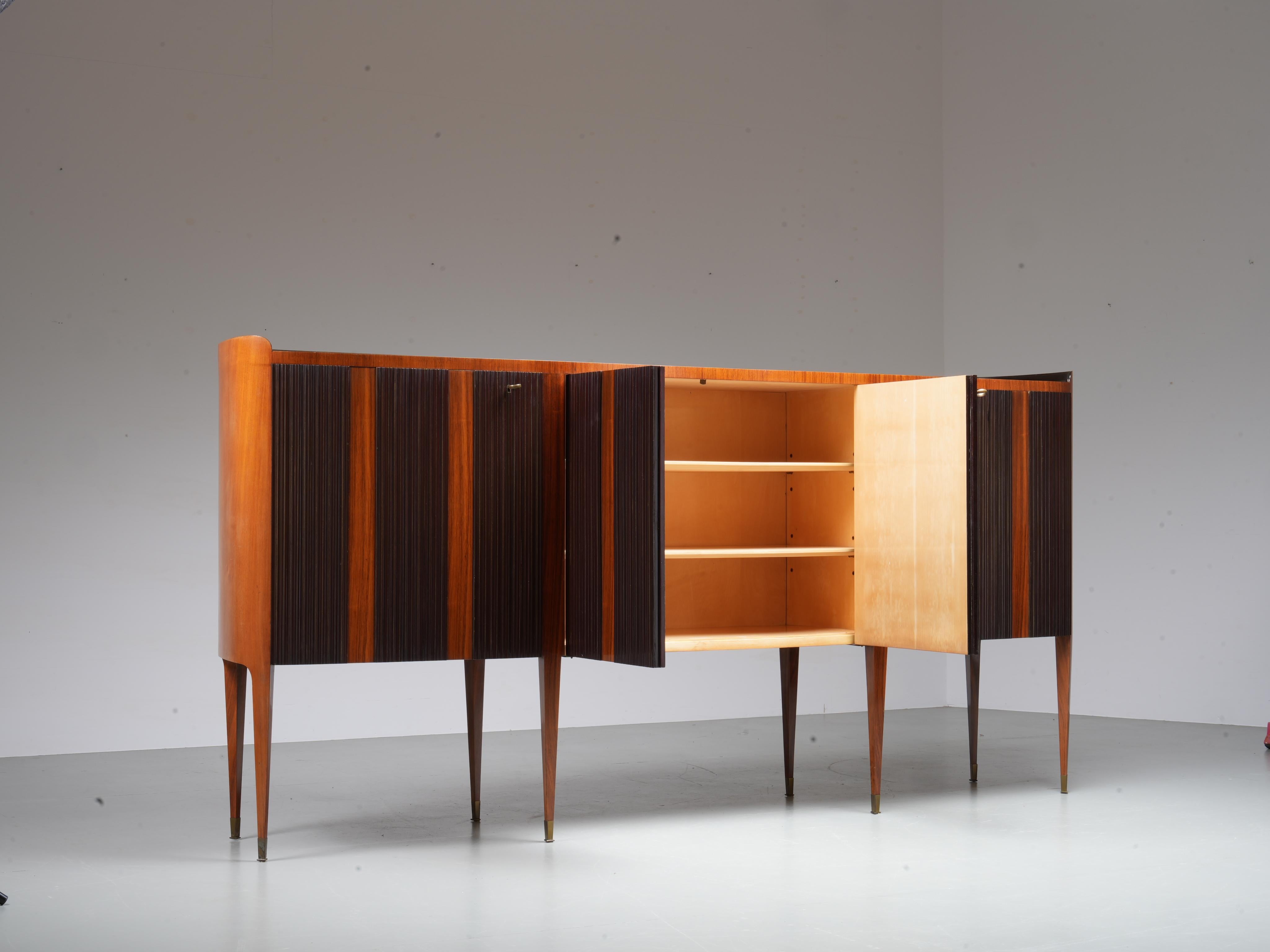 Paolo Buffa Grande Credenza mit acht Beinen aus Holz, Messing und Glas, Italien, 1950er Jahre im Angebot 5