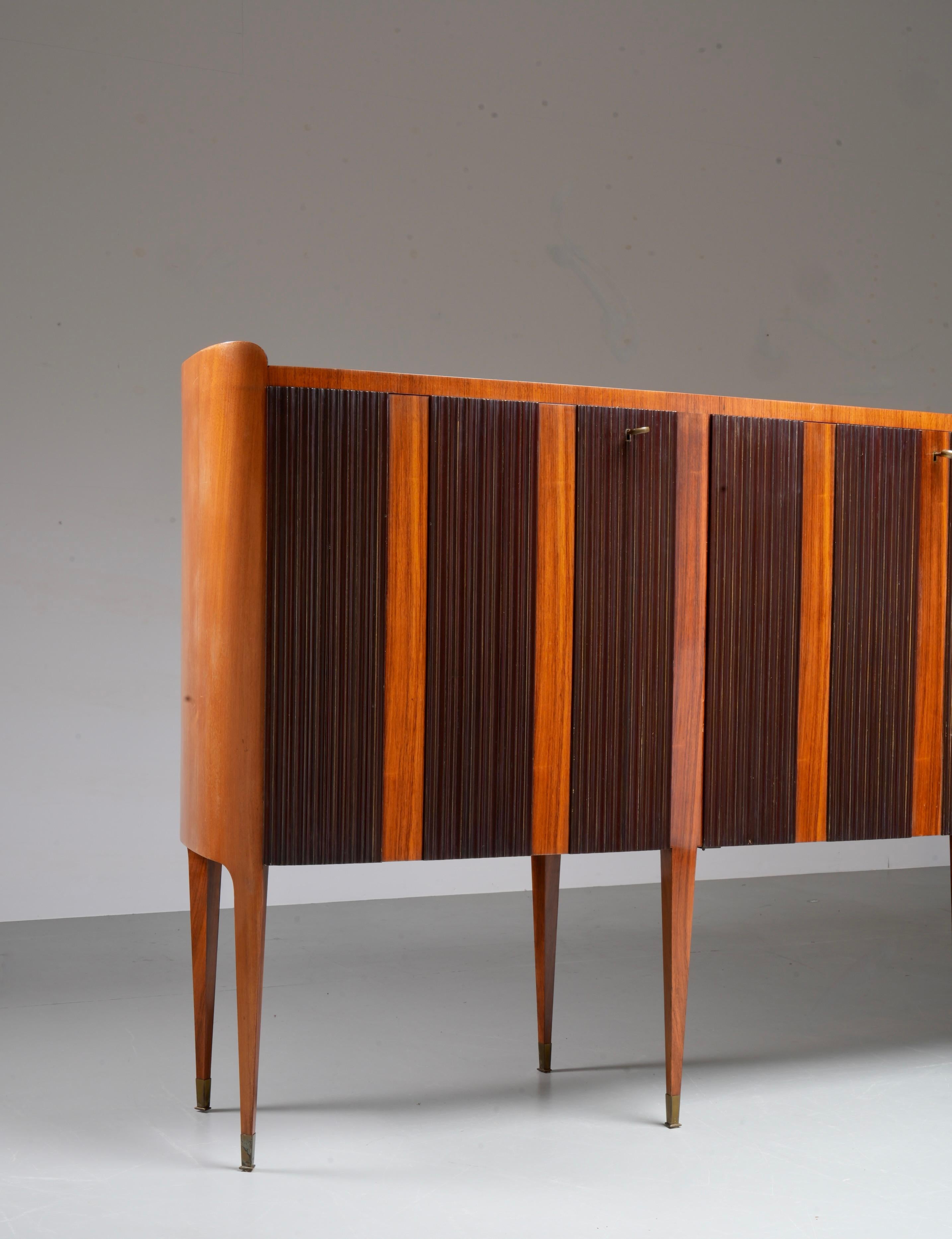 Paolo Buffa Grande Credenza mit acht Beinen aus Holz, Messing und Glas, Italien, 1950er Jahre im Angebot 6