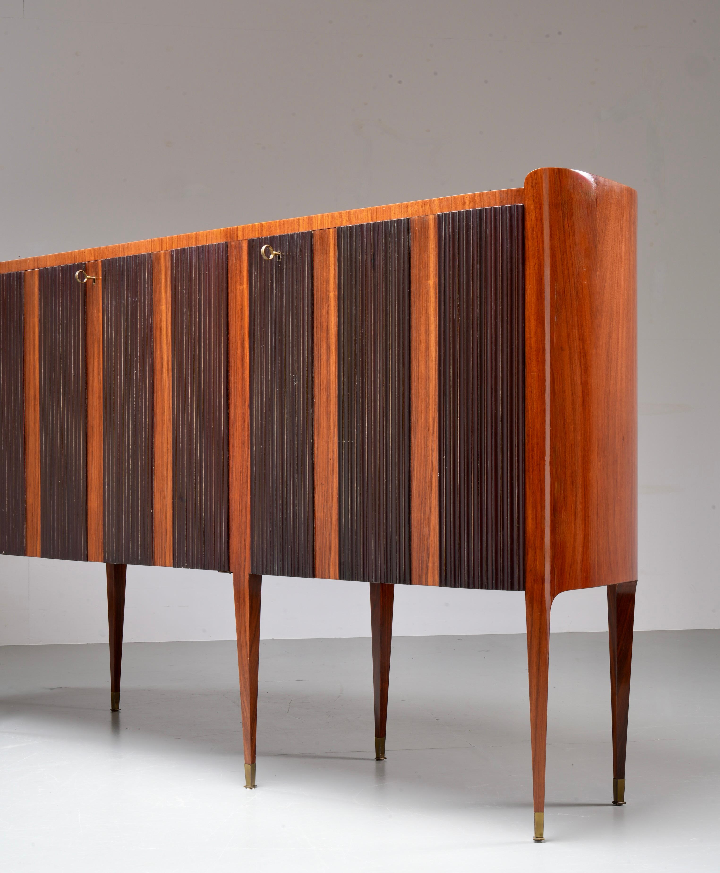 Paolo Buffa Grande Credenza mit acht Beinen aus Holz, Messing und Glas, Italien, 1950er Jahre im Angebot 7