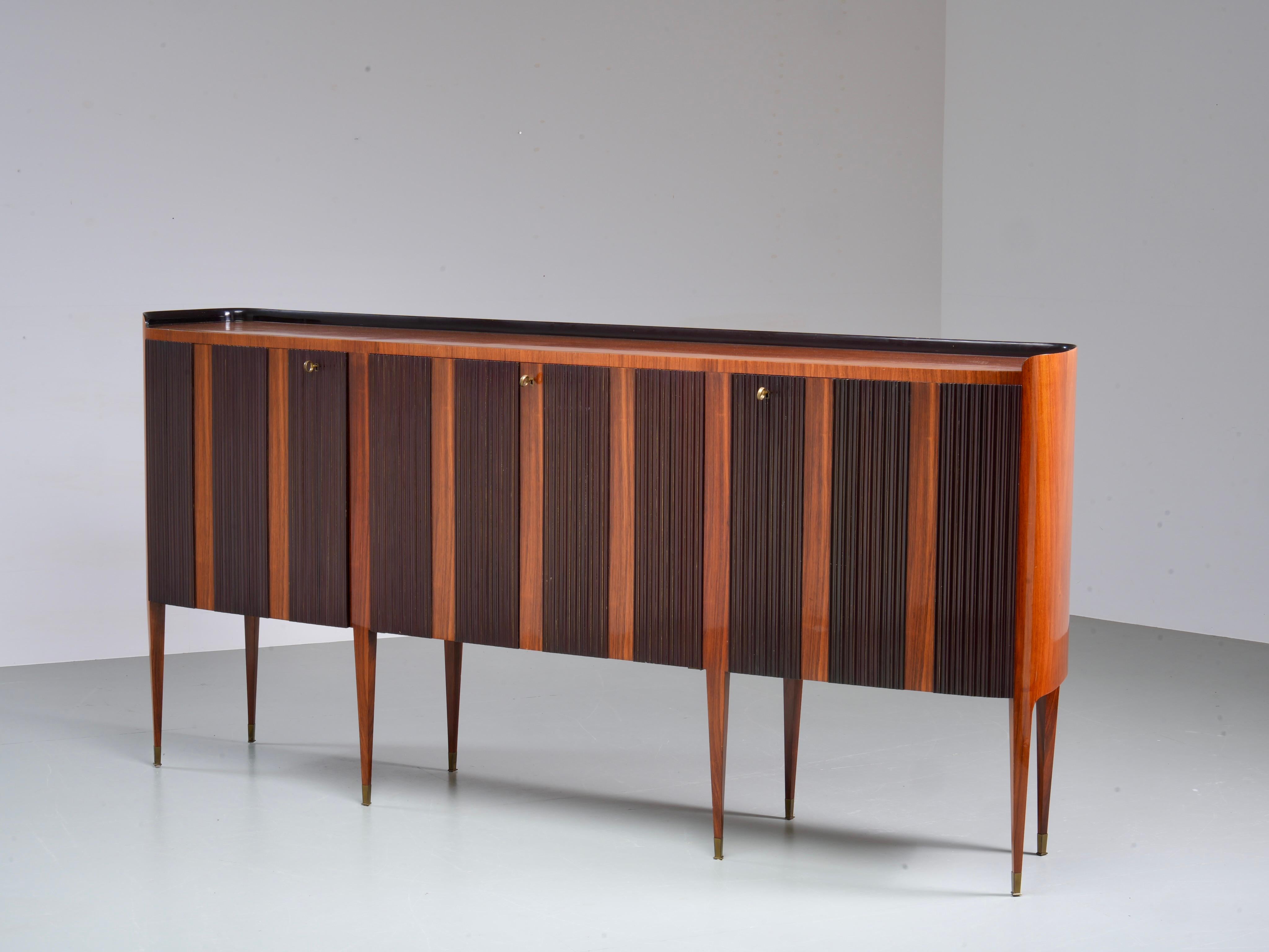 Paolo Buffa Grande Credenza mit acht Beinen aus Holz, Messing und Glas, Italien, 1950er Jahre im Angebot 8