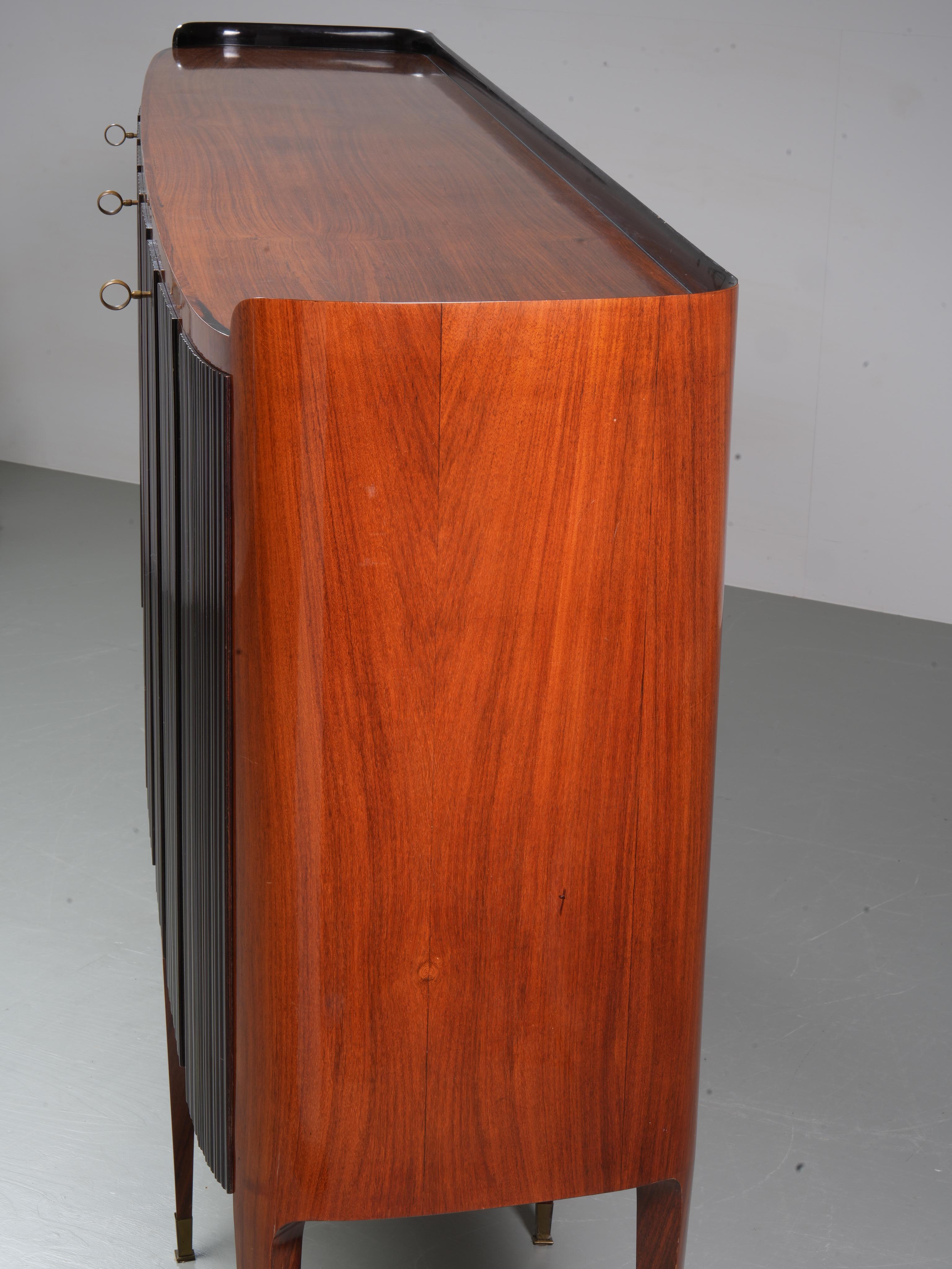 Paolo Buffa Grande Credenza mit acht Beinen aus Holz, Messing und Glas, Italien, 1950er Jahre im Angebot 9