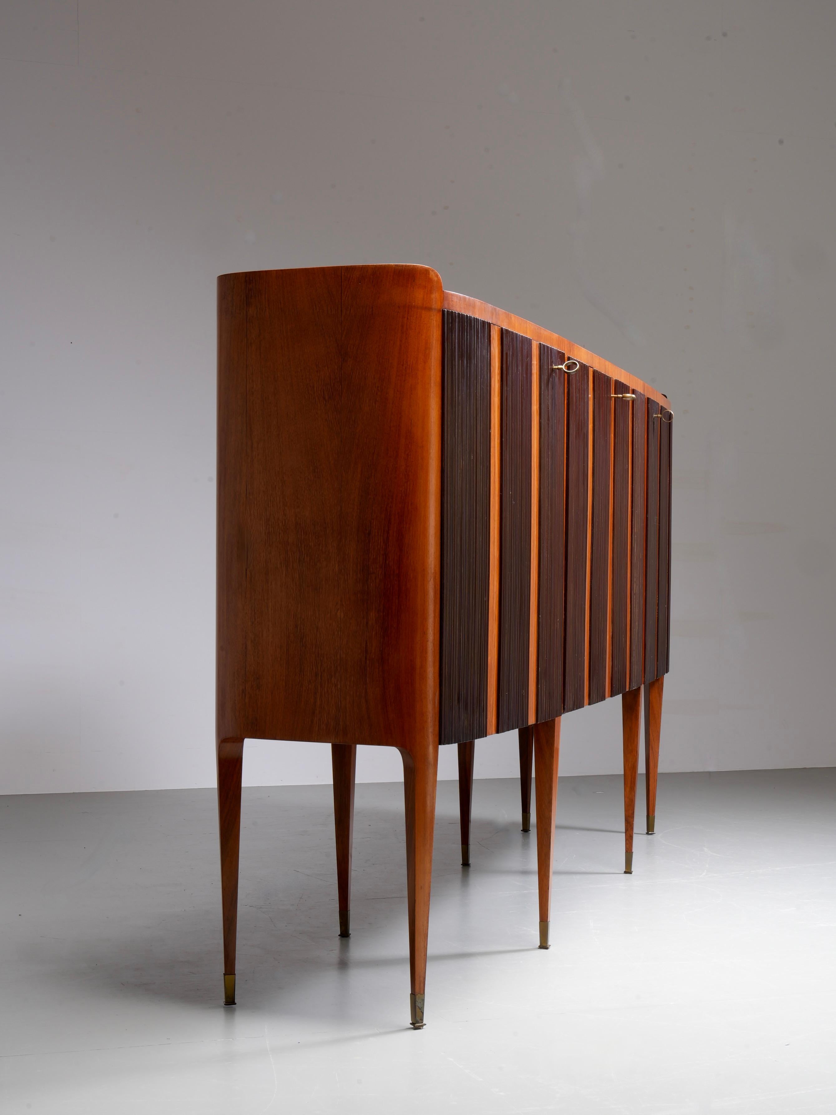 Paolo Buffa Grande Credenza mit acht Beinen aus Holz, Messing und Glas, Italien, 1950er Jahre im Angebot 10